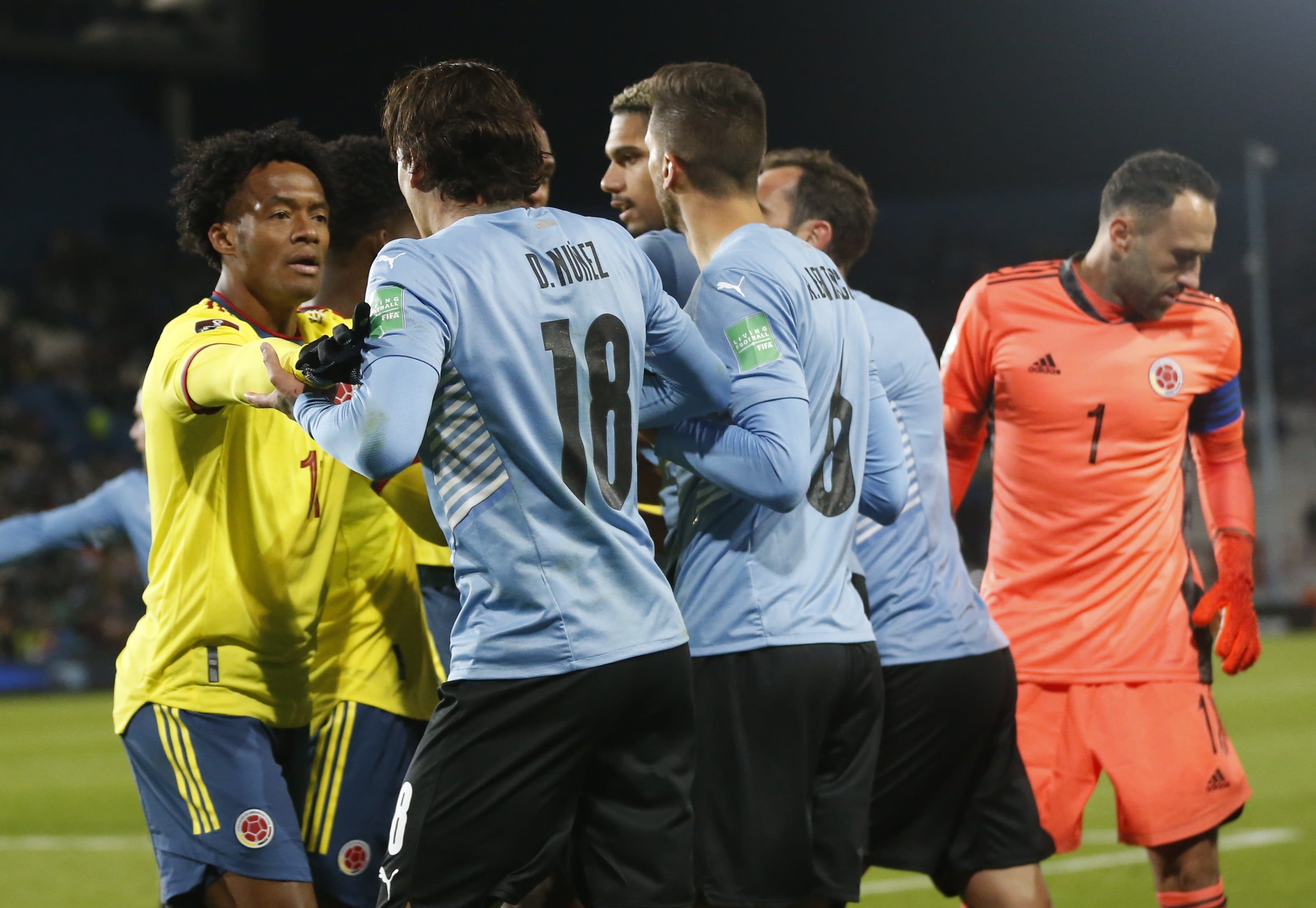 שחקן נבחרת קולומביה חואן קואדרדו מתקוטט עם שחקן נבחרת אורוגוואי דרווין נונייס