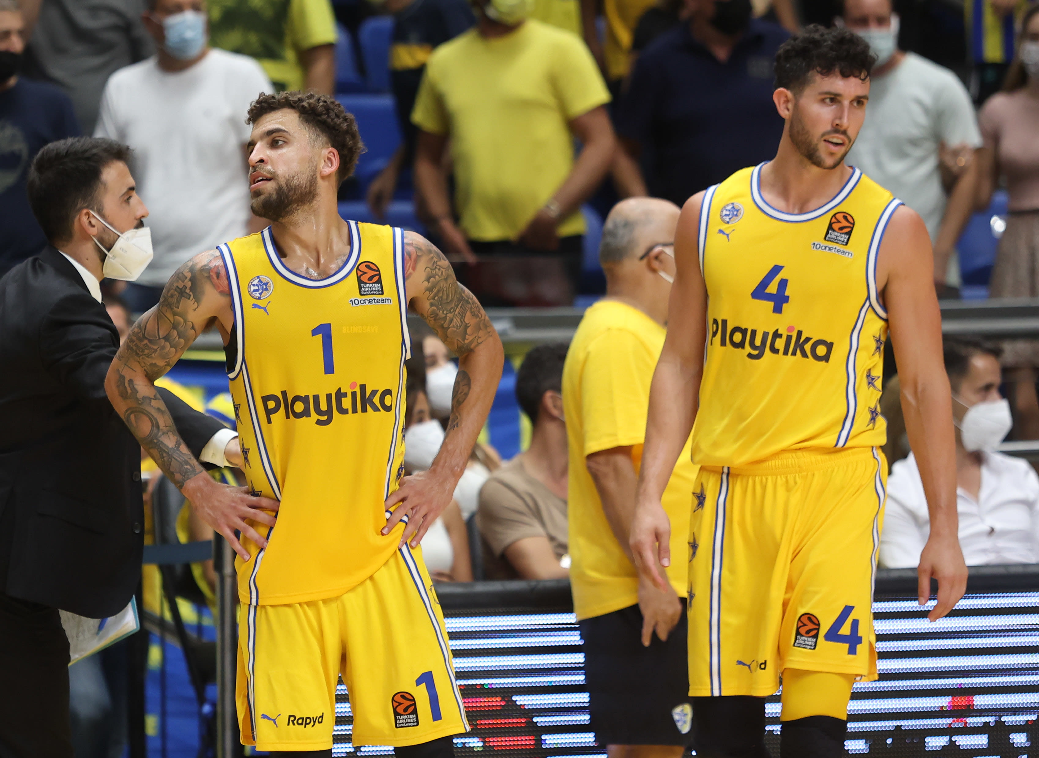 שחקן מכבי תל אביב סקוטי ווילבקין עם אנג'לו קלויארו