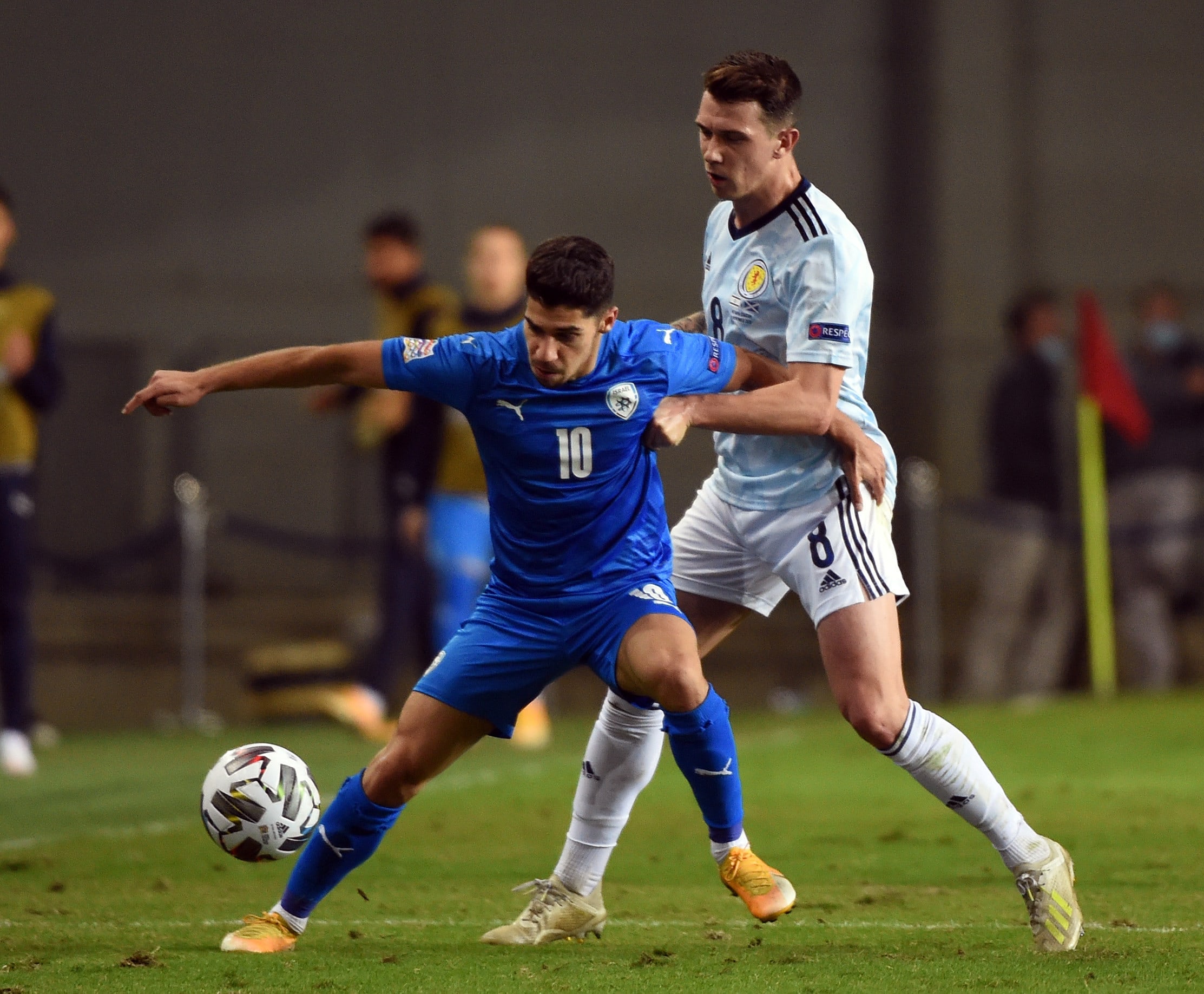 מנור סולומון שחקן נבחרת ישראל לפני ריאן ג'ק שחקן נבחרת סקוטלנד