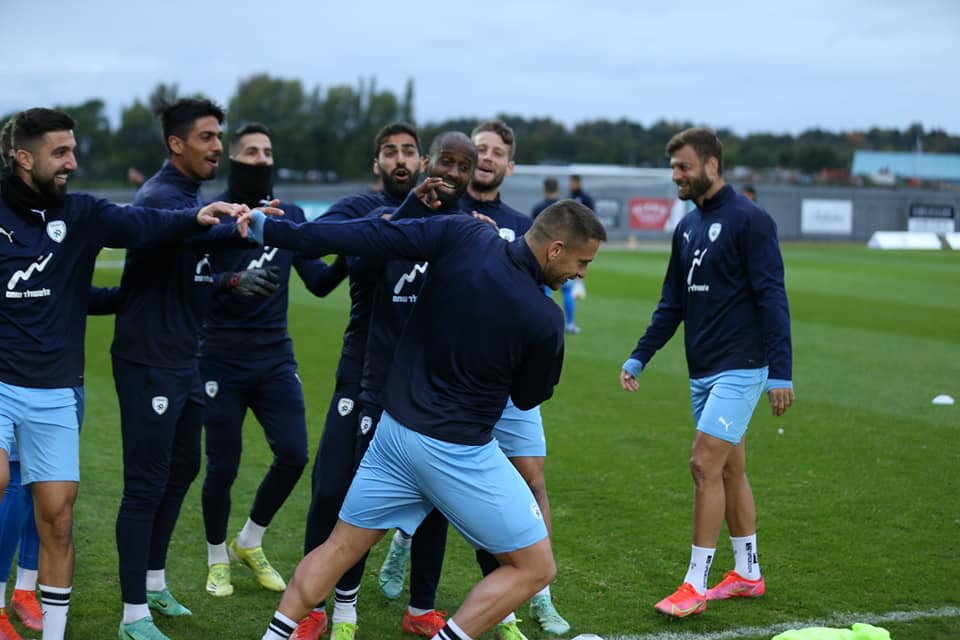 שחקני נבחרת ישראל עם איאד אבו עביד