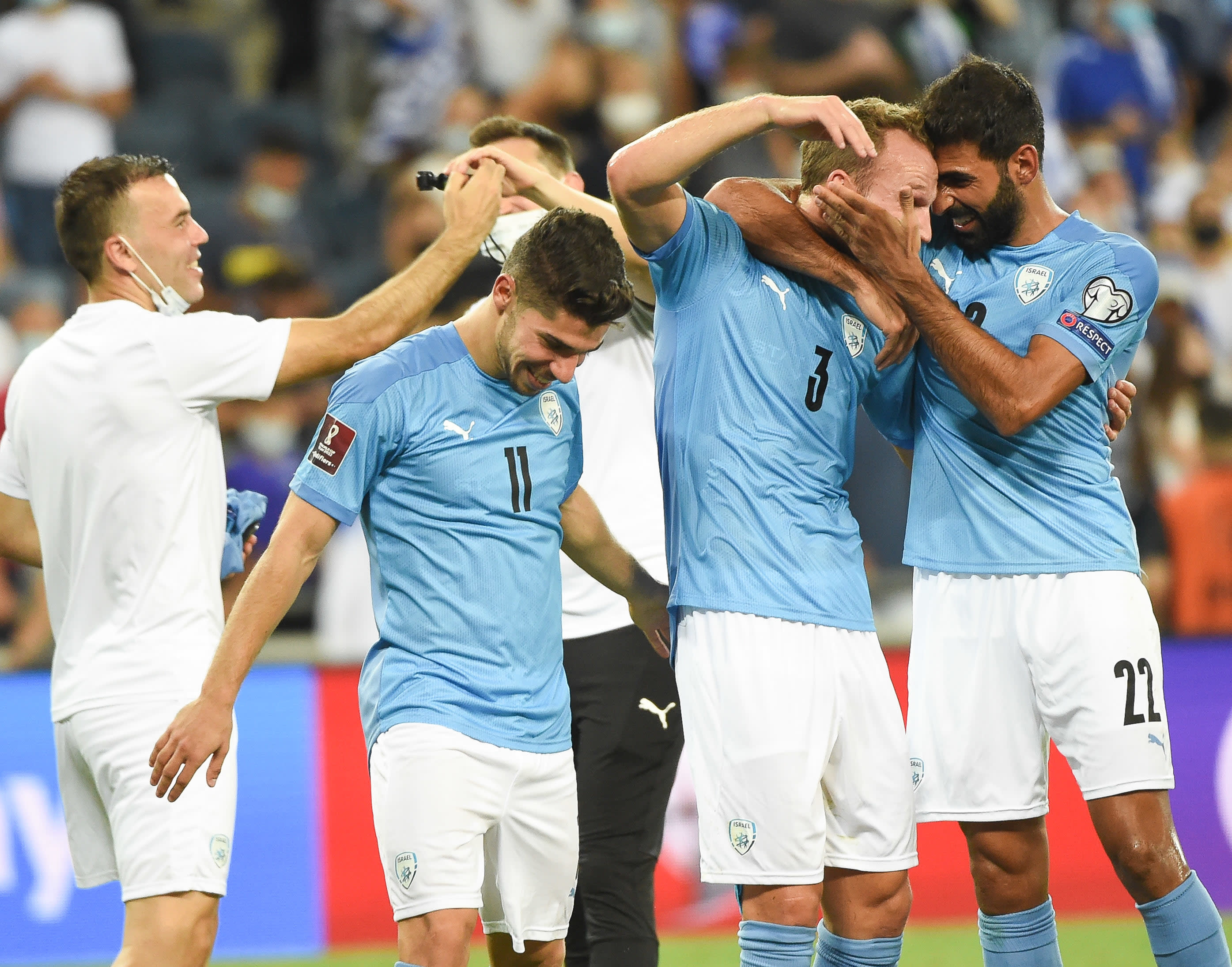 דן גלזר, אופיר דוידזאדה, מנור סולומון, נבחרת ישראל בכדורגל, חוגגים את הניצחון על אוסטריה