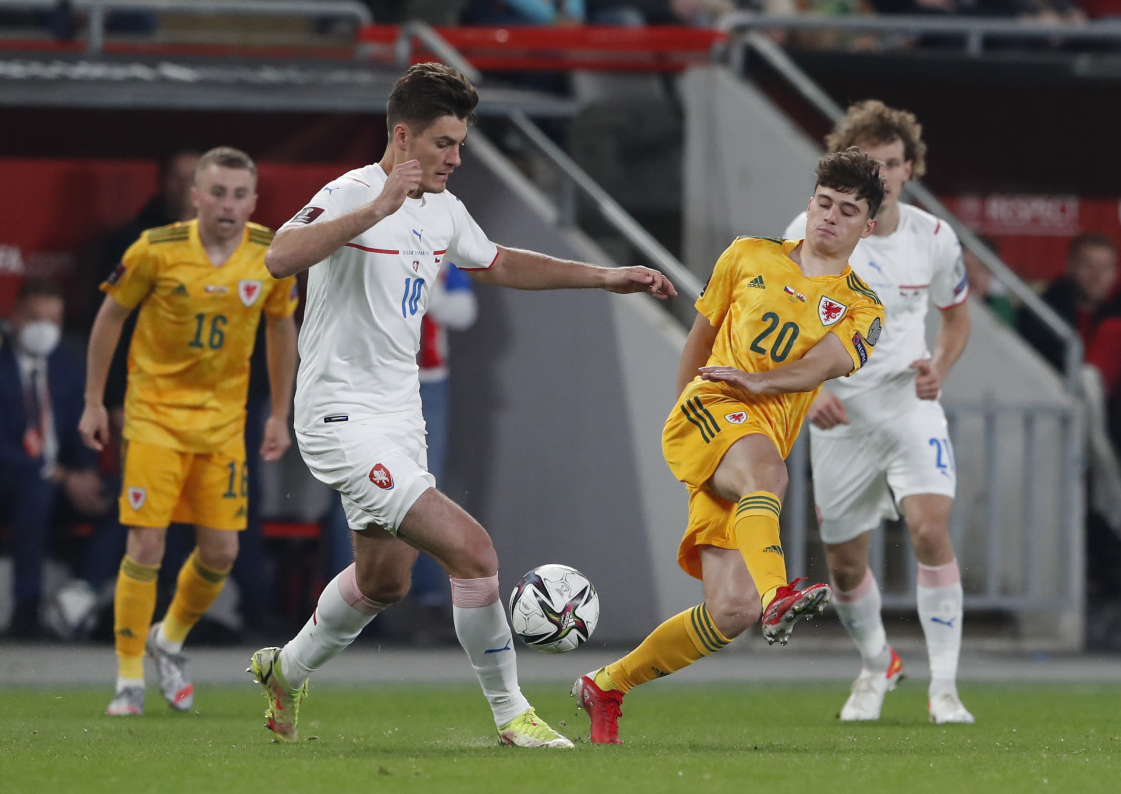 פטריק שיק שחקן נבחרת צ'כיה מול דניאל ג'יימס שחקן נבחרת ויילס