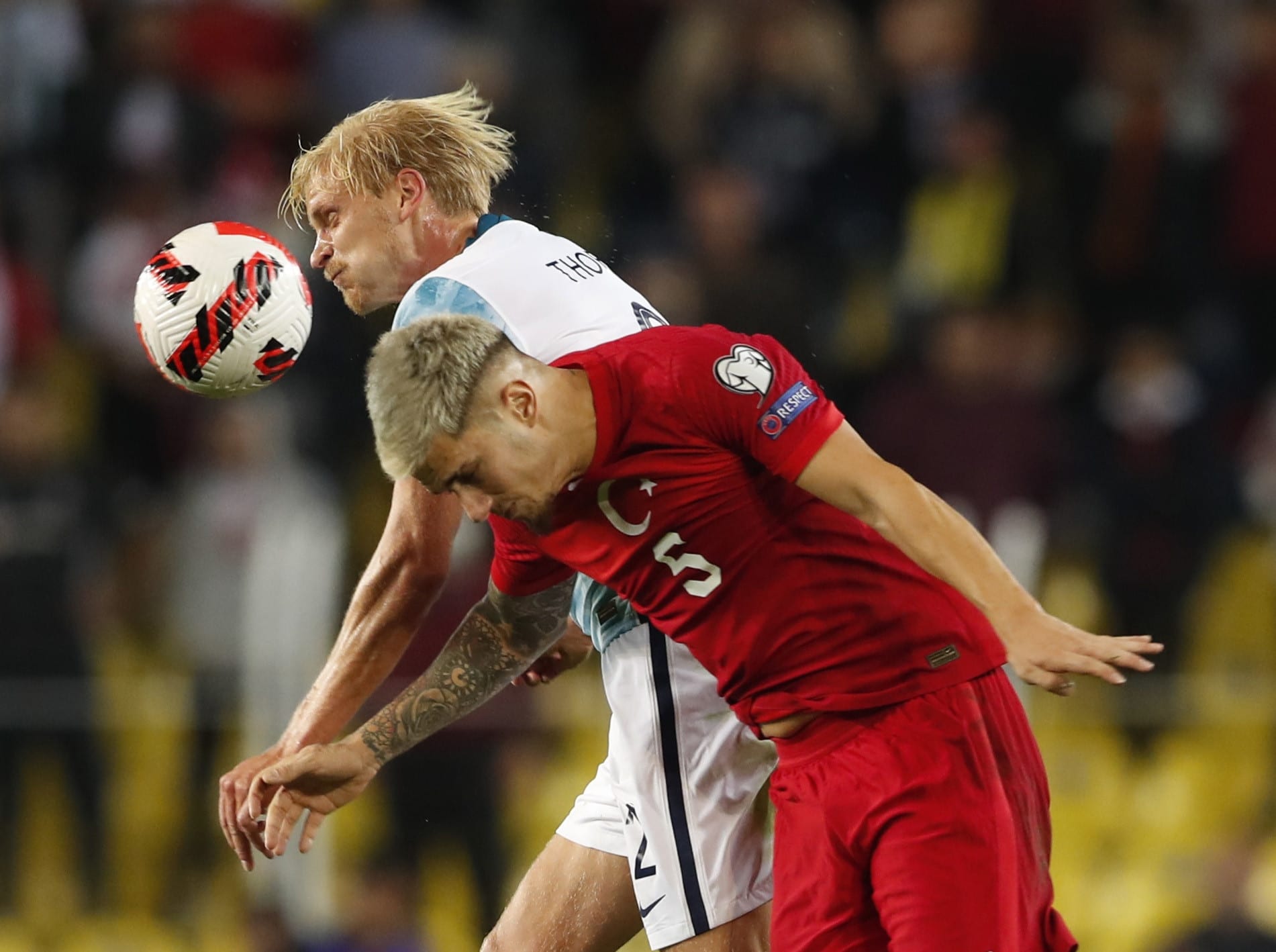 מורטן תורסבי שחקן נבחרת נורבגיה מול בראט אוזדמיר שחקן נבחרת טורקיה