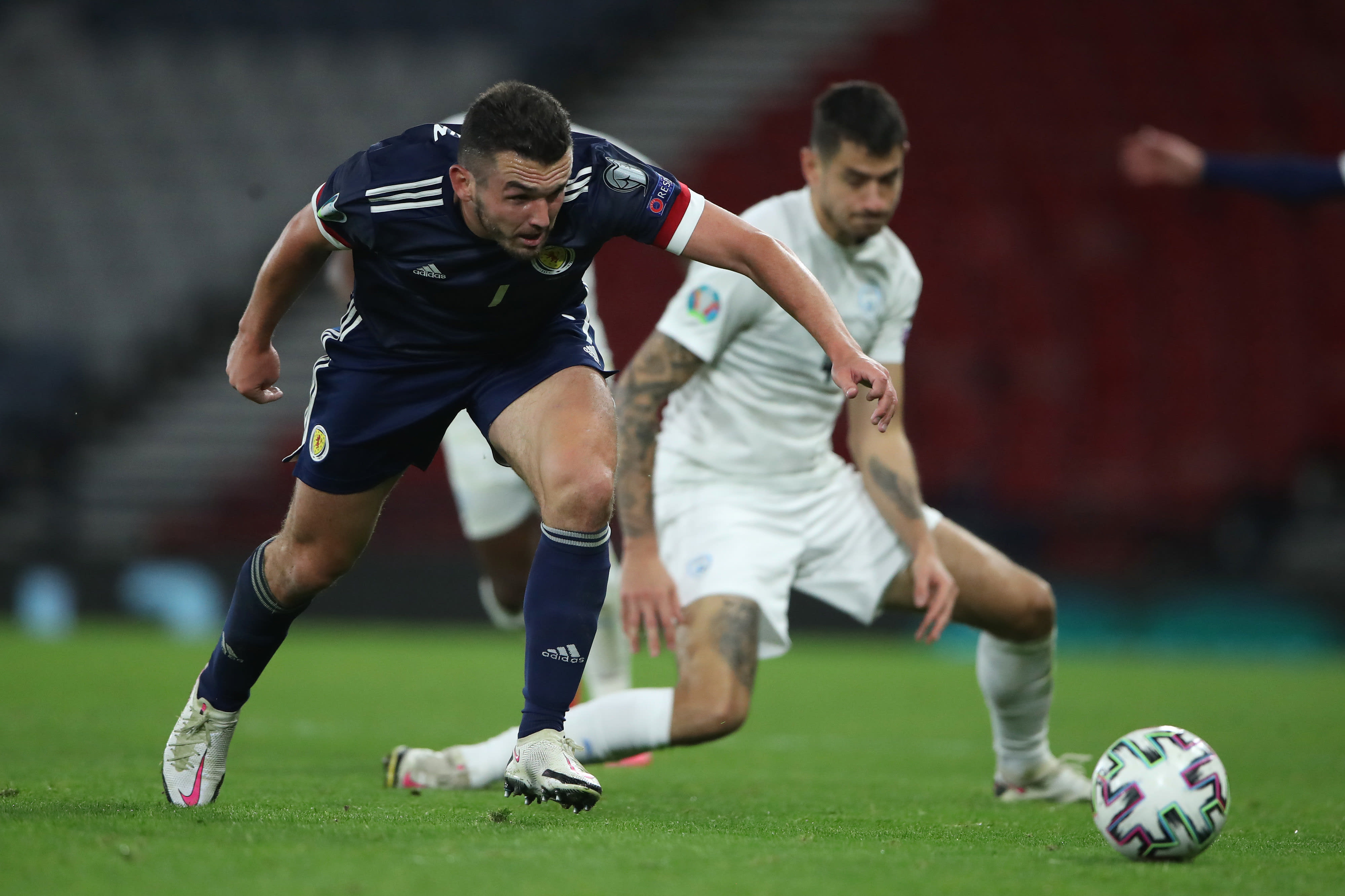 שחקן נבחרת ישראל ניר ביטון מול שחקן נבחרת סקוטלנד ג'ון מקגין