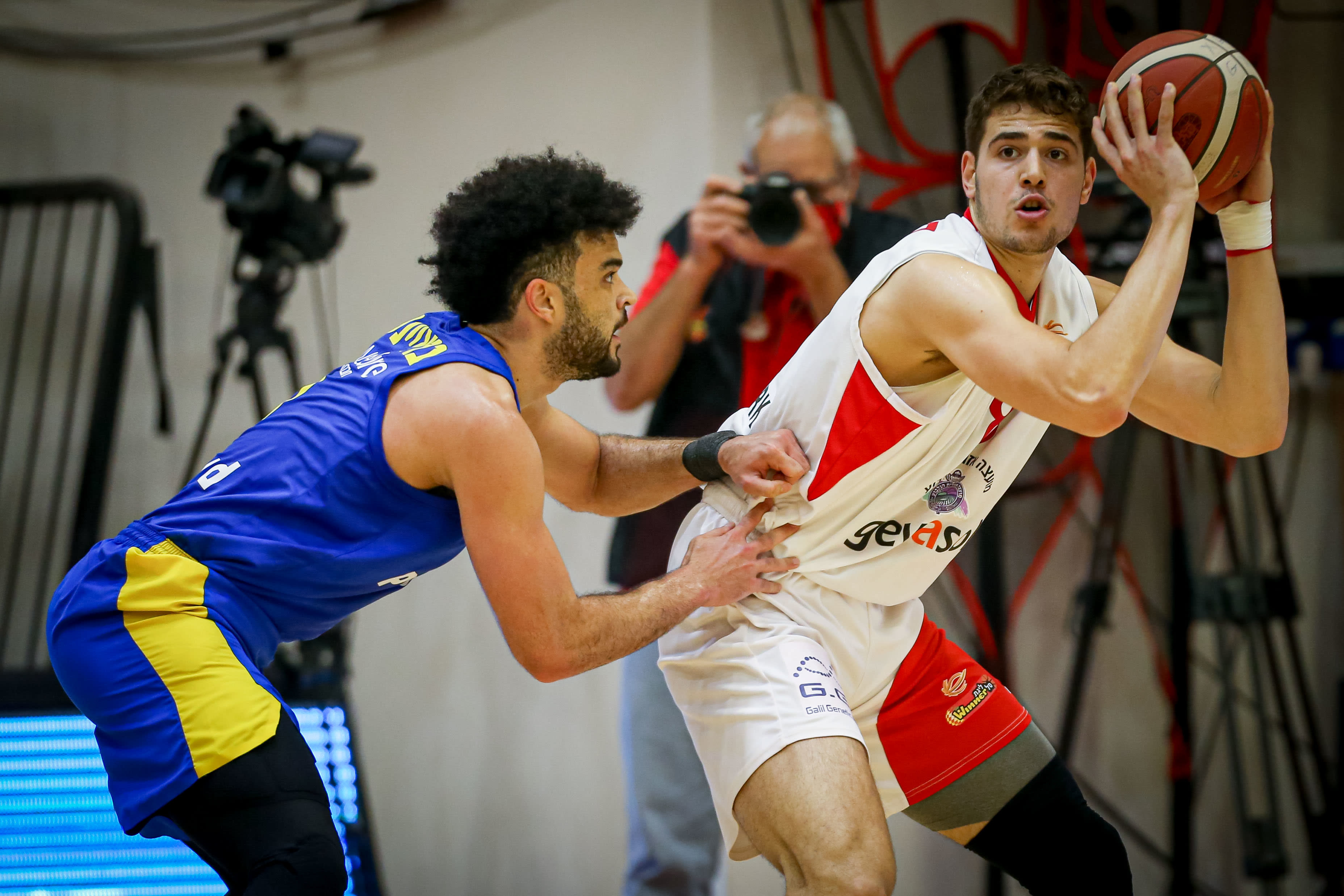 שחקן הפועל גלבוע/גליל יותם חנוכי מול שחקן מכבי תל אביב אלייז'ה בריאנט