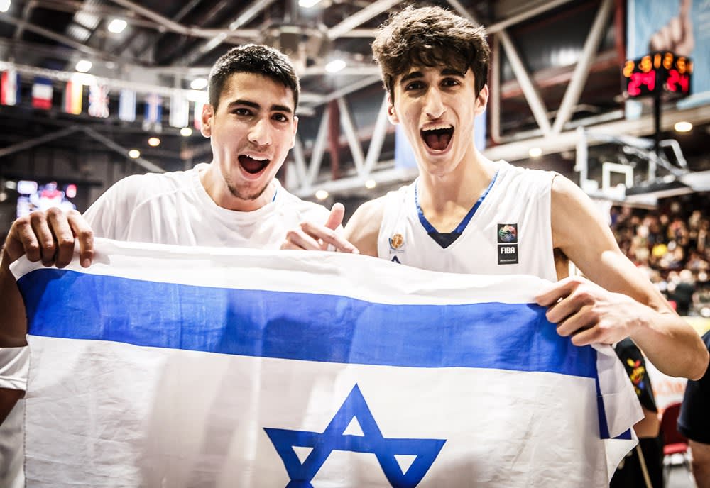 שחקני נבחרת העתודה חוגגים, גבי צ'צ'אשווילי