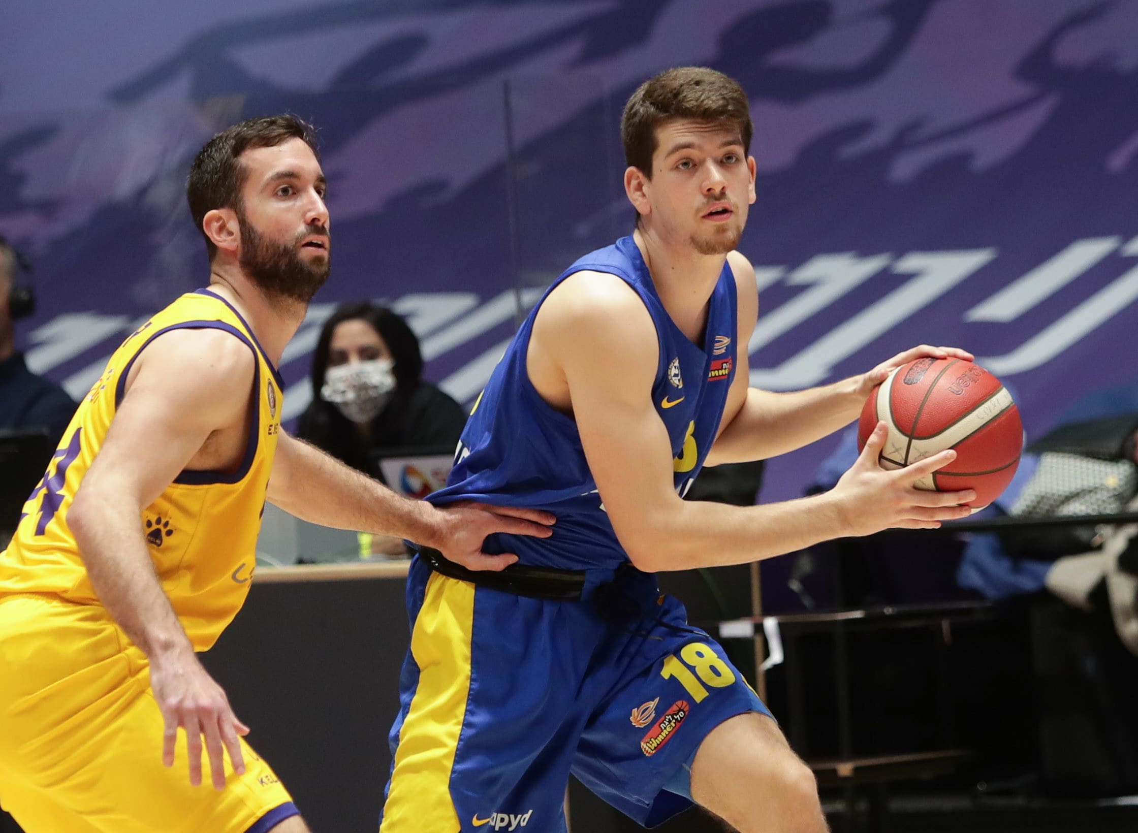 שחקן מכבי תל אביב דורי סהר מול שחקן הפועל חולון יוגב אוחיון