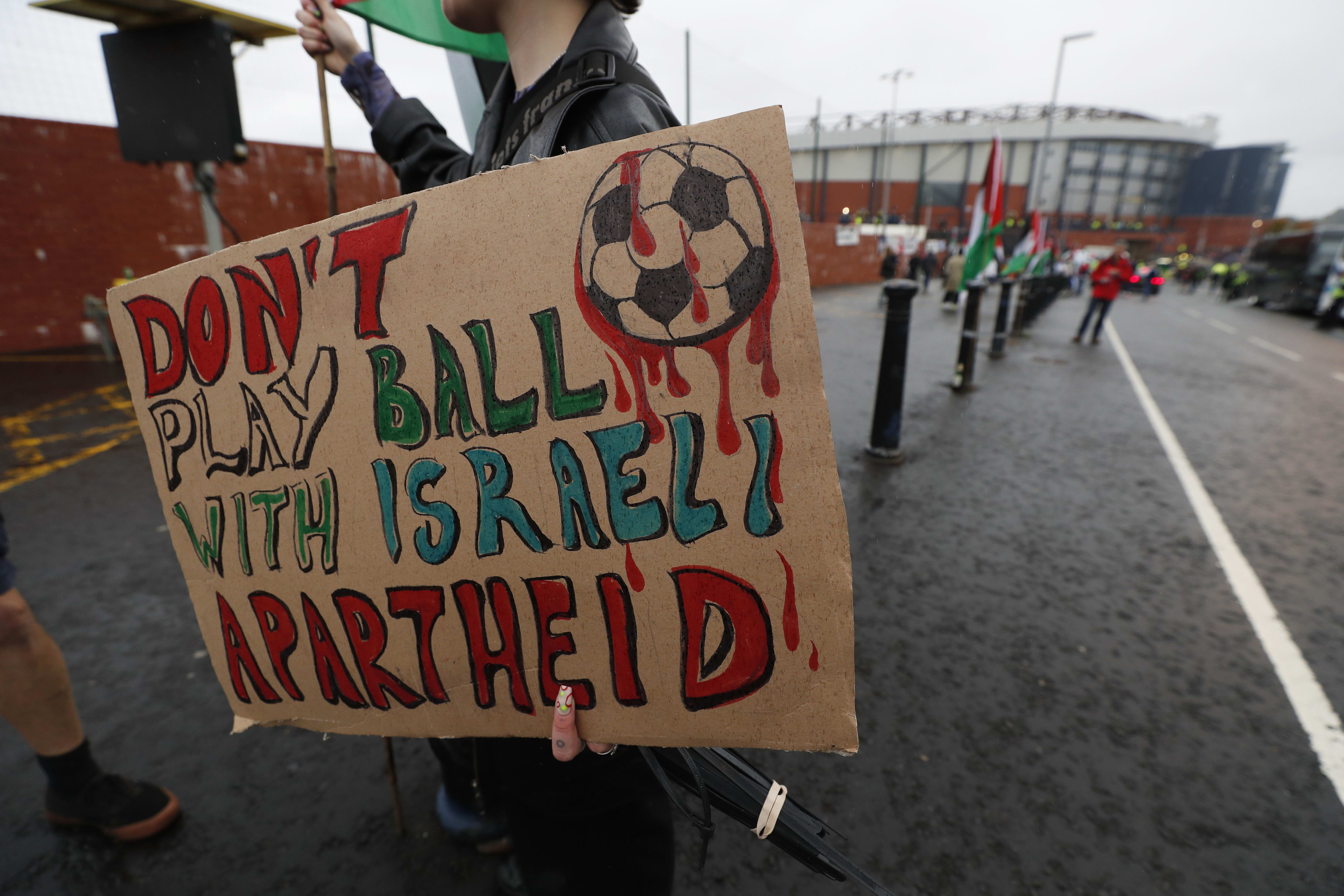 מפגינים פרו-פלסטינים לפני המשחק של נבחרת ישראל, גלזגו