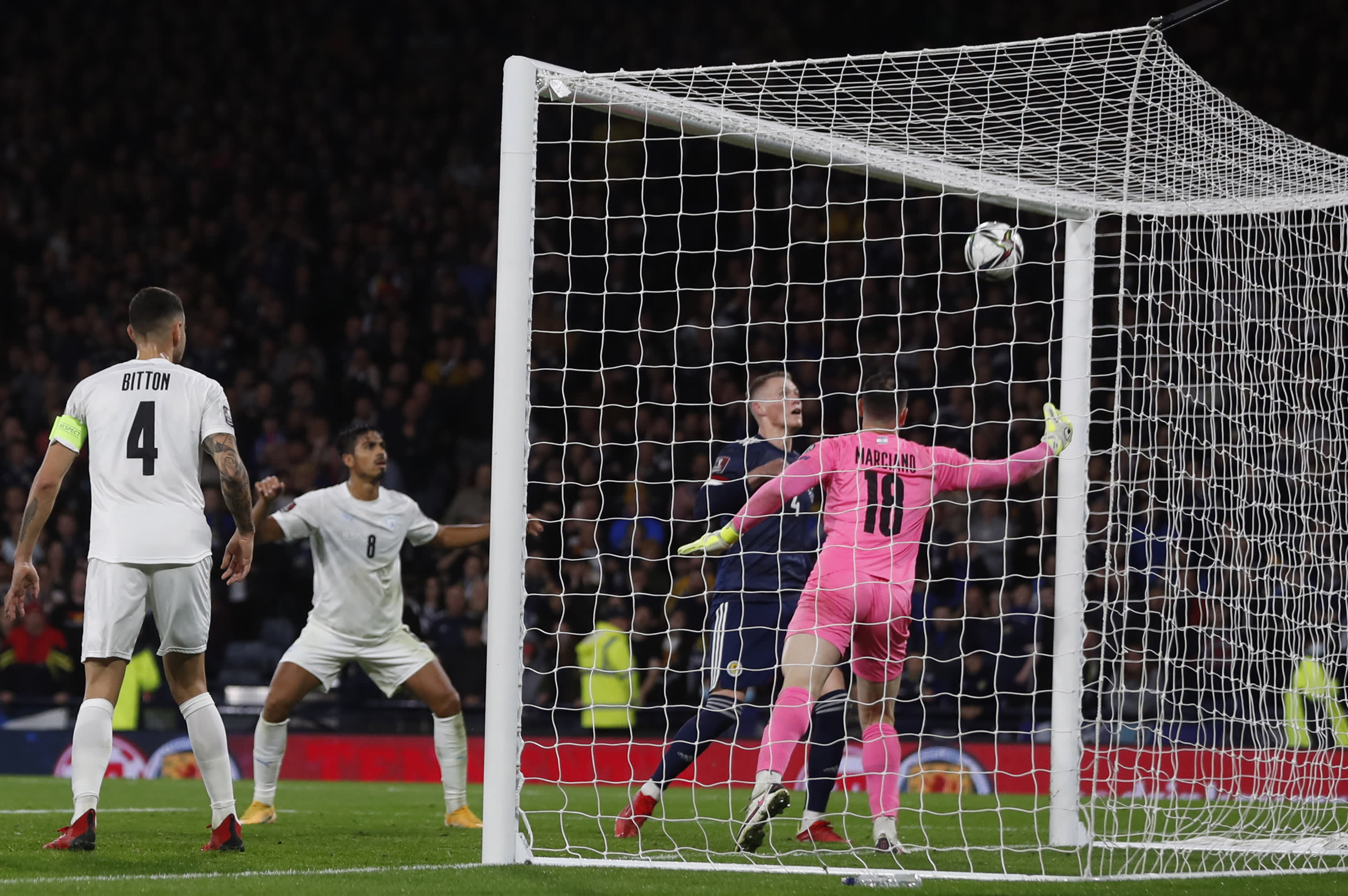 סקוט מקטומיניי שחקן נבחרת סקוטלנד כובש מול נבחרת ישראל