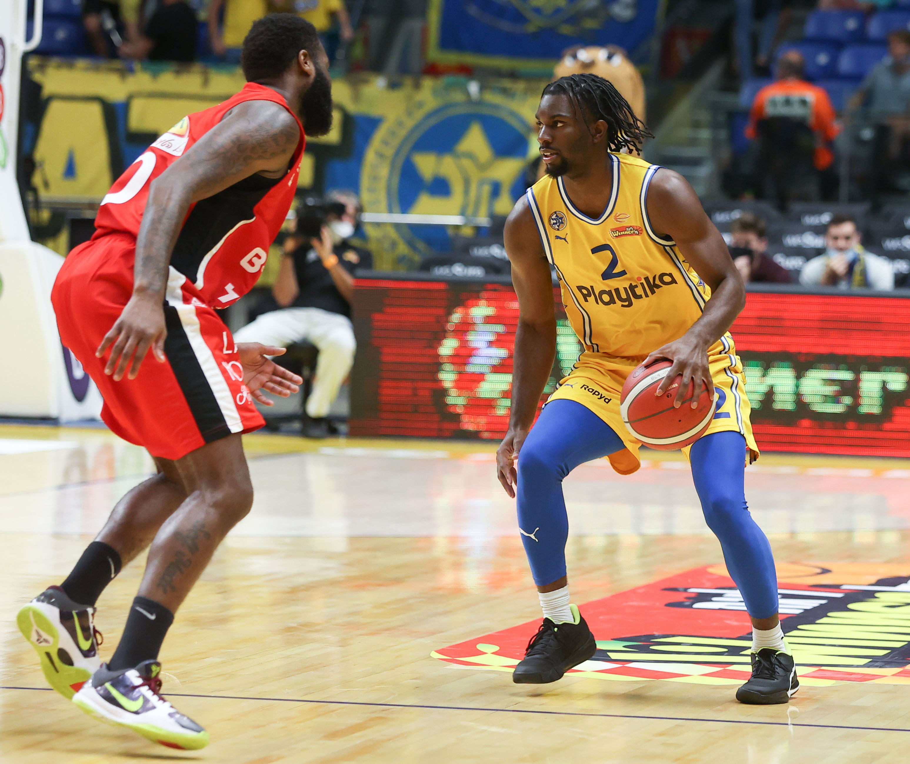 שחקן מכבי תל אביב קינן אוואנס מול שחקן הפועל חיפה קאדים אלן