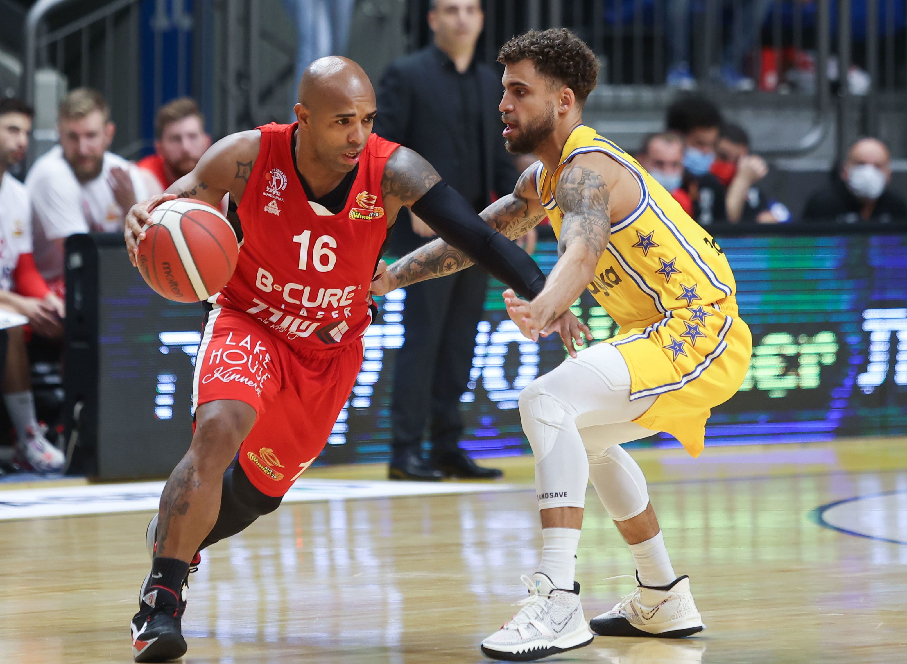 שחקן הפועל חיפה גרגורי ורגאס מול שחקן מכבי תל אביב סקוטי ווילבקין