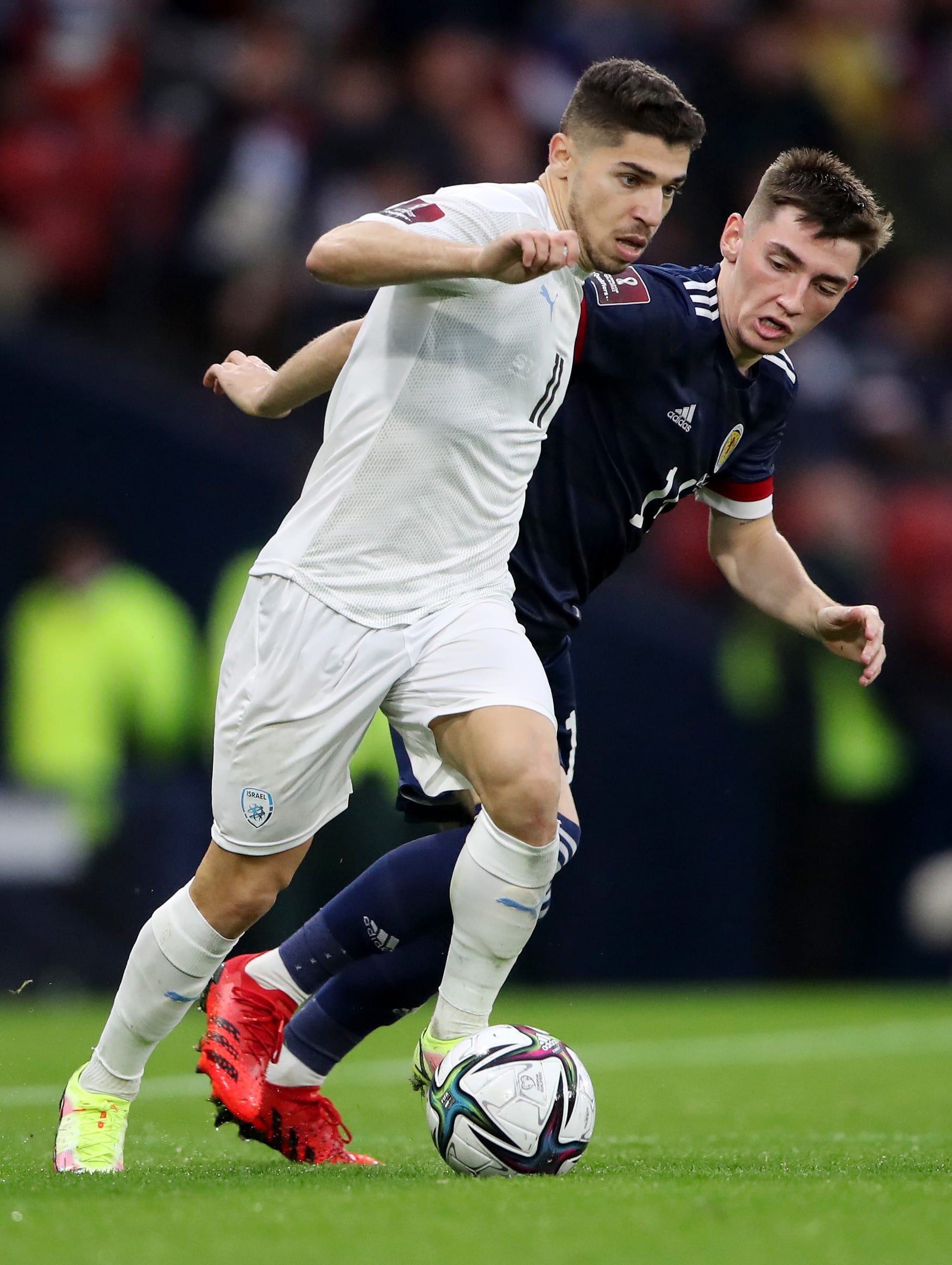 שחקן נבחרת ישראל מנור סולומון מול שחקן נבחרת סקוטלנד בילי גילמור