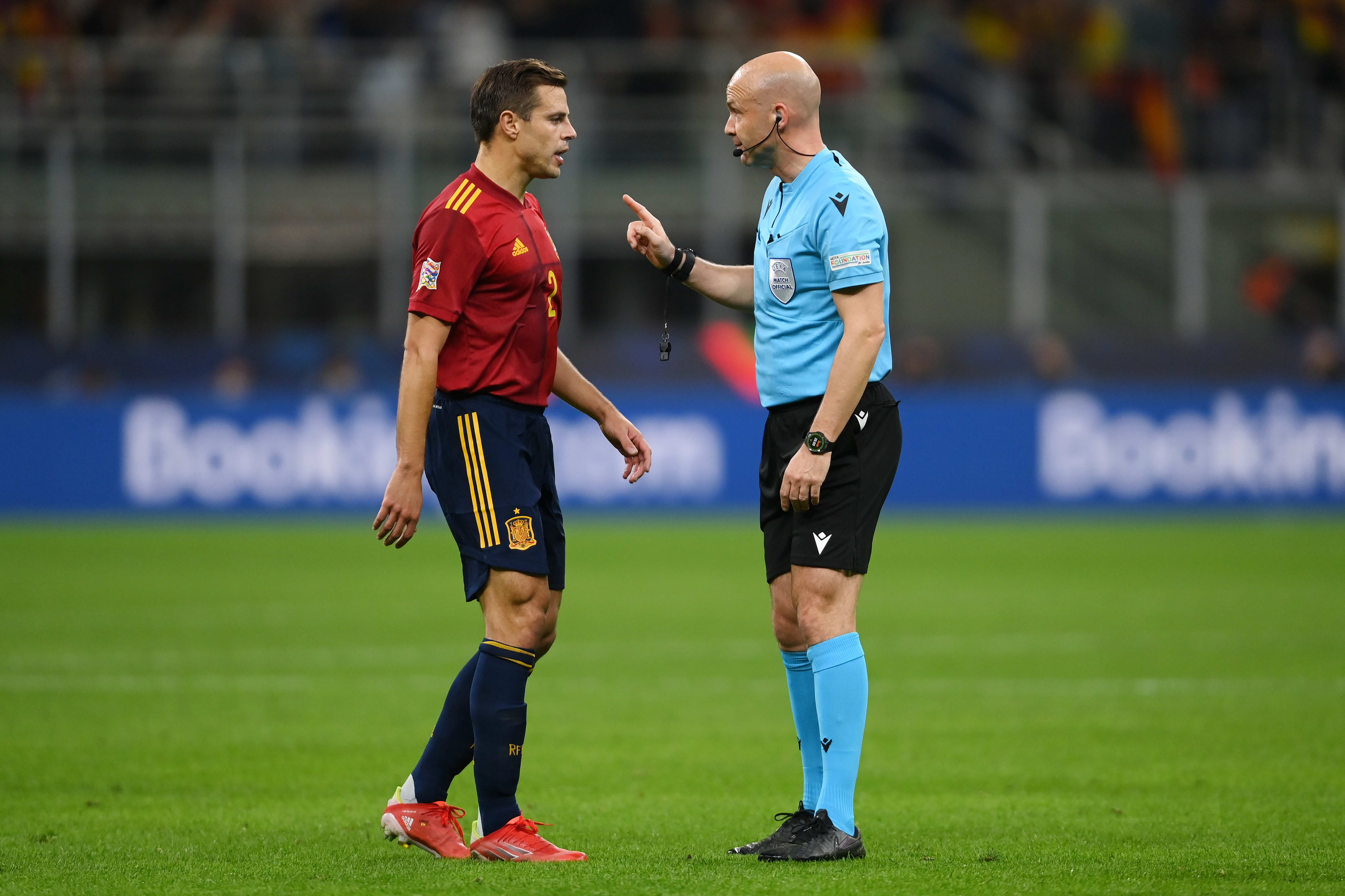 השופט אנטוני טיילור ושחקן נבחרת ספרד ססאר אספיליקואטה