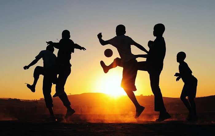 ילדים משחקים כדורגל בדרום אפריקה
