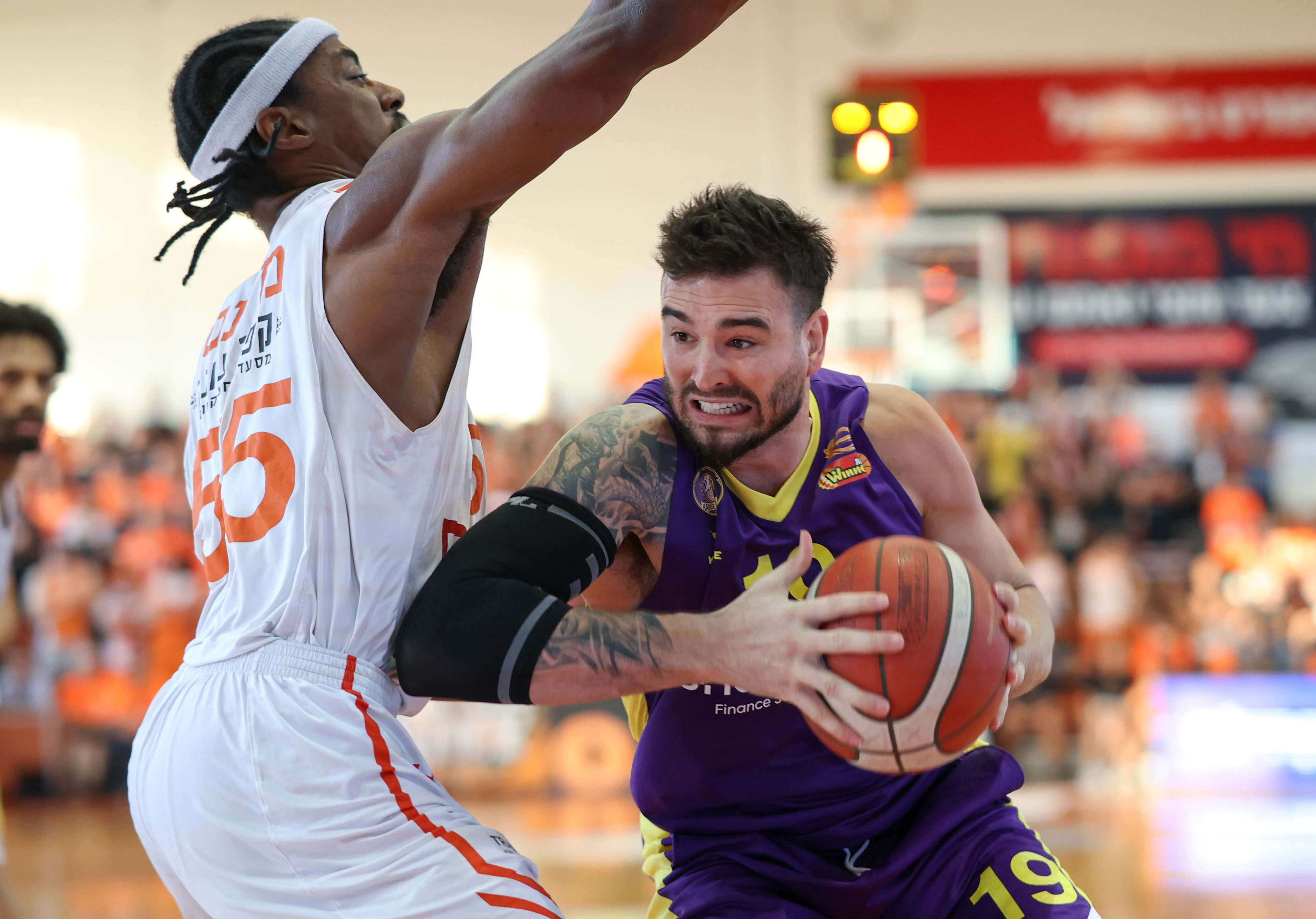 שחקן הפועל חולון ג'ו אלכסנדר מול שחקן עירוני נס ציונה ג'רום מיינסי