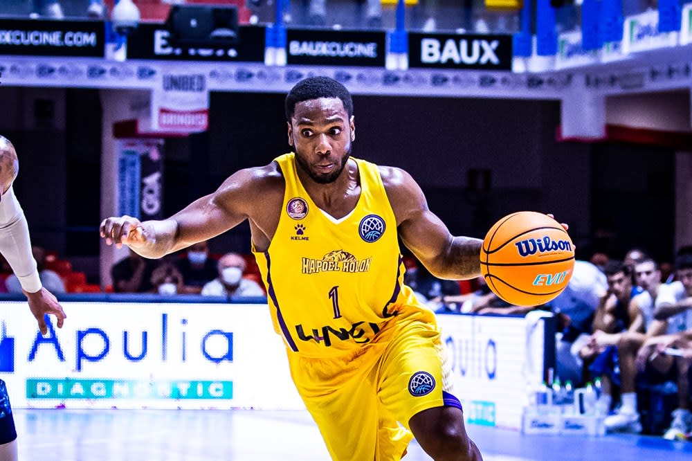 שחקן הפועל חולון ג'ו רגלנד