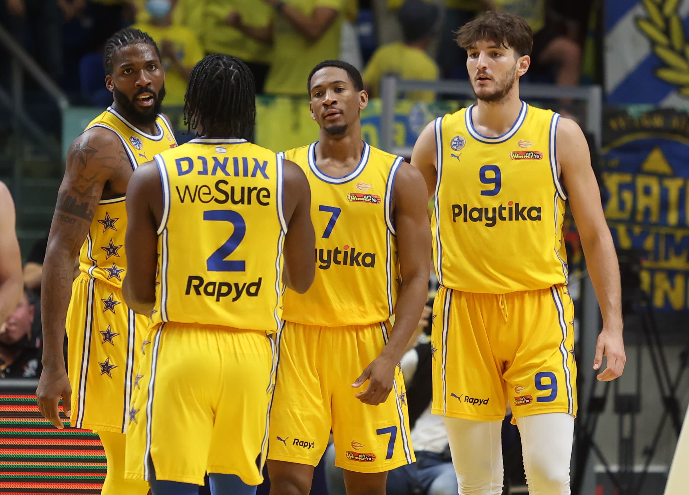 שחקן מכבי תל אביב רומן סורקין עם קמרון טיילור, ג'יילן ריינולדס, קינן אוואנס