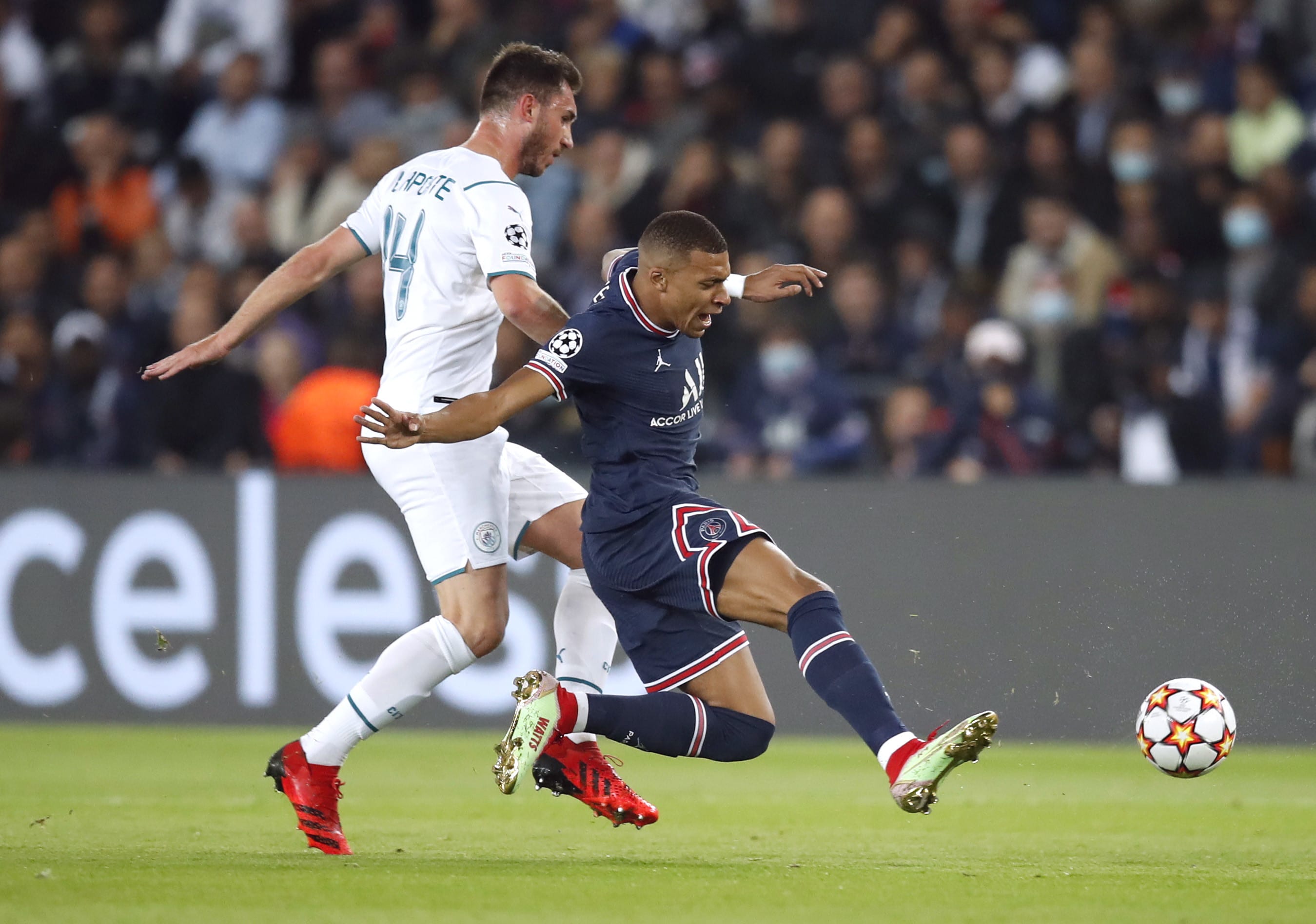 קיליאן אמבפה שחקן פריז סן ז'רמן לפני אמריק לאפורט שחקן מנצ'סטר סיטי