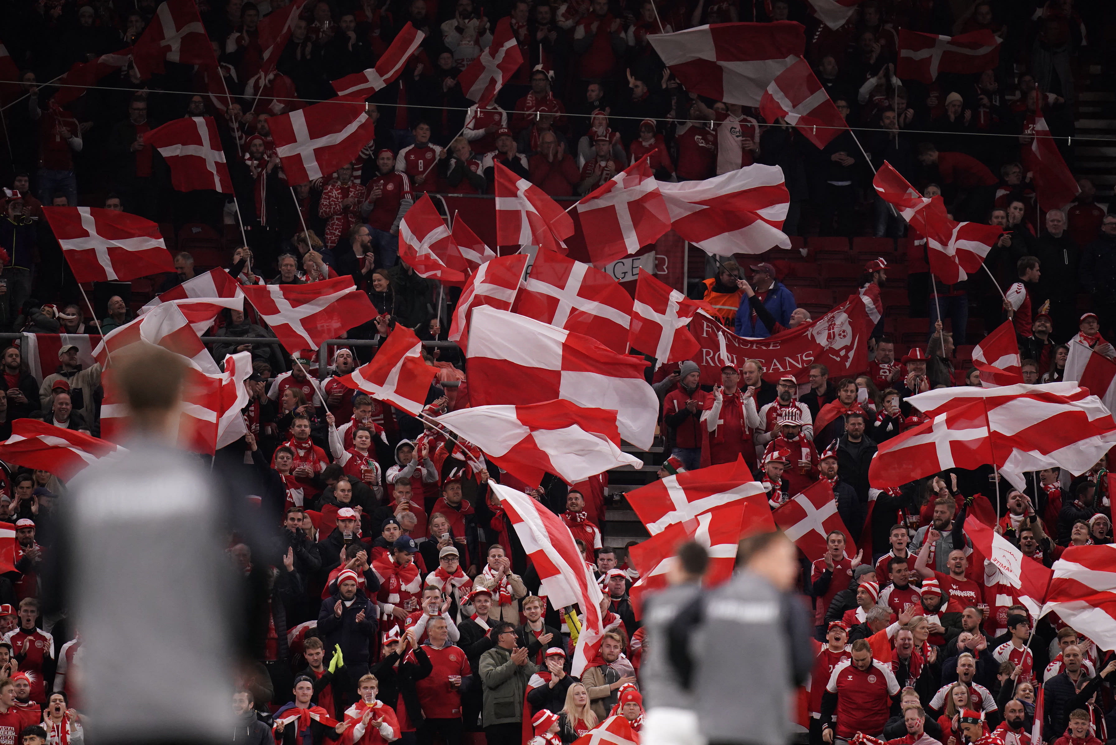 אוהדי נבחרת דנמרק נגד אוסטריה