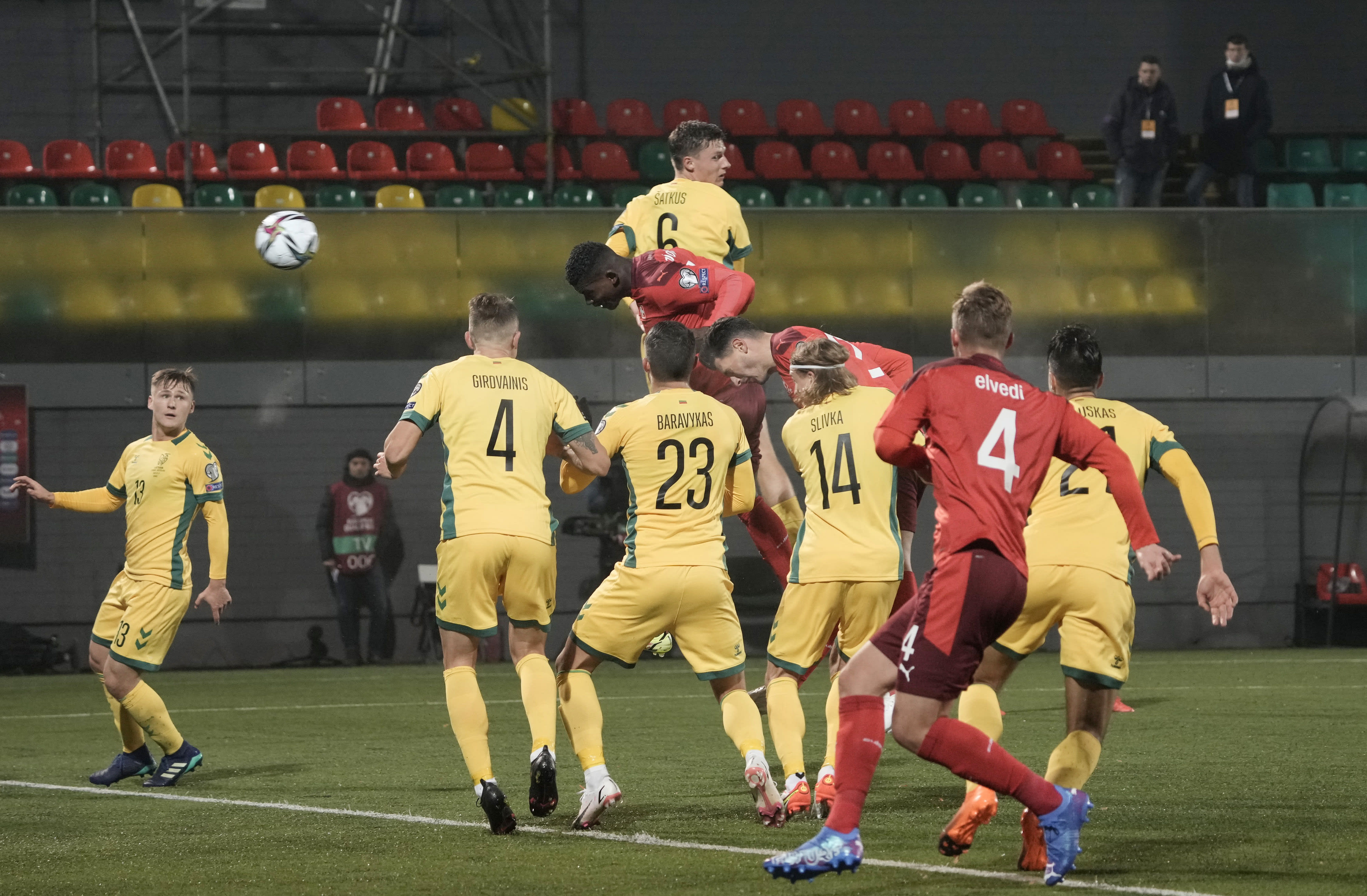 ברל אמבולו שחקן נבחרת שוויץ נוגח לרשת מול נבחרת ליטא