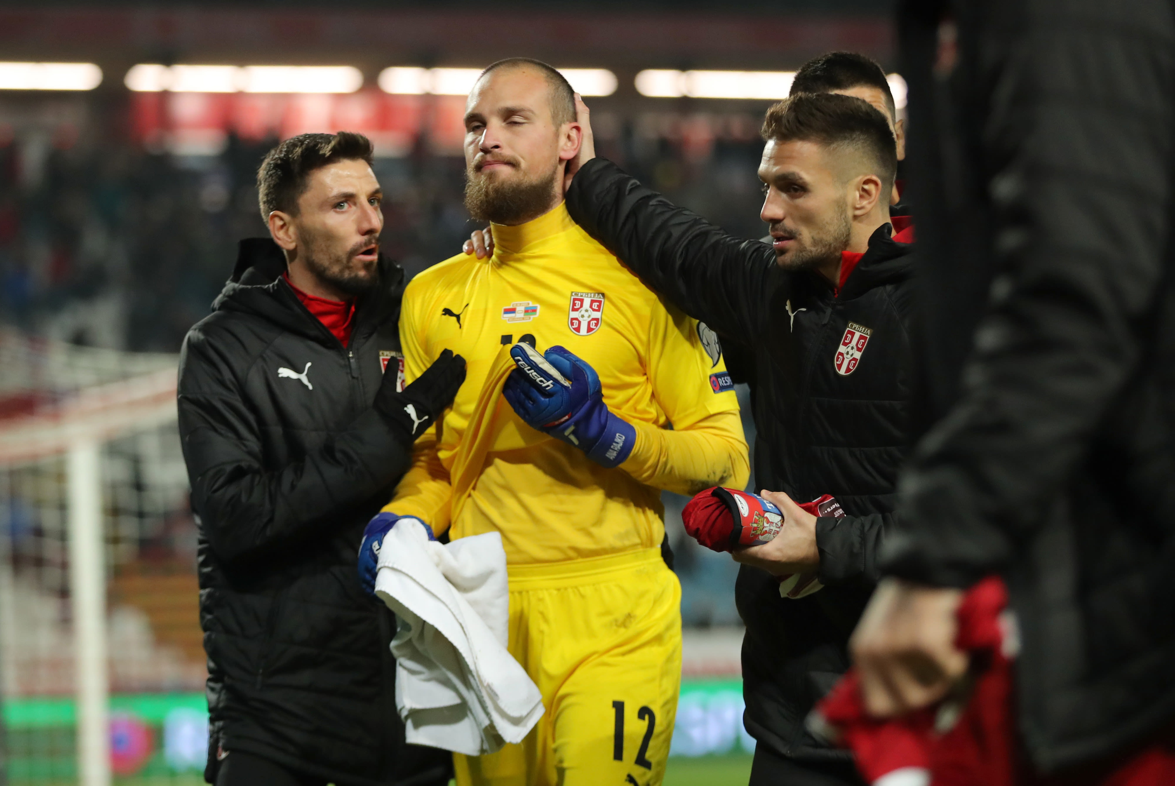 שחקני נבחרת סרביה מנחמים את השוער פרדראג ראיקוביץ'