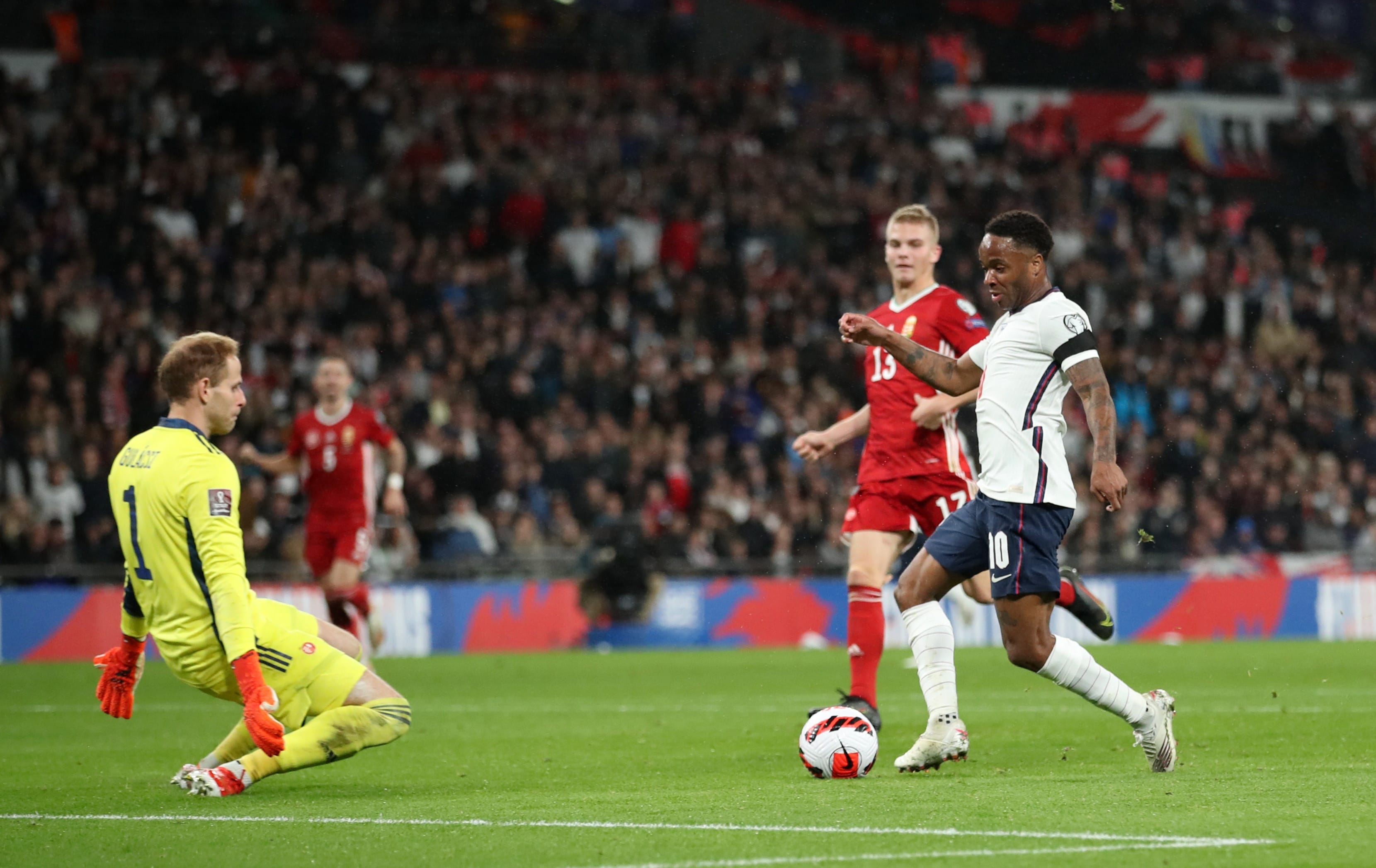 ראחים סטרלינג שחקן נבחרת אנגליה מחמיץ מול פטר גולאצ'י שוער נבחרת הונגריה