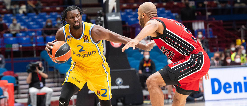 שחקן מכבי תל אביב קינן אוואנס מול שחקן מילאנו שאבון שילדס