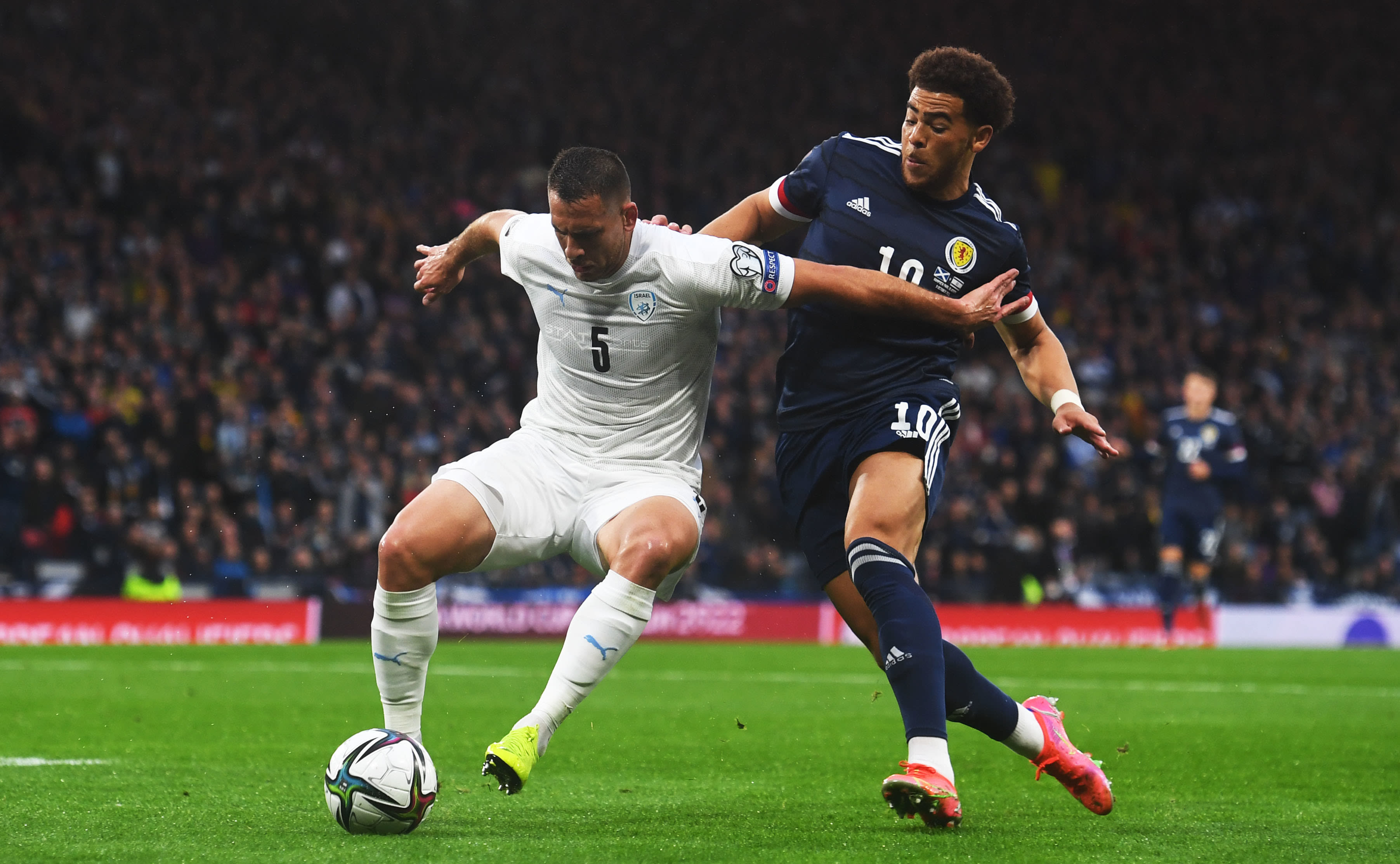 שחקן נבחרת סקוטלנד צ'ה אדמס, מול איאד אבו עביד, שחקן נבחרת ישראל