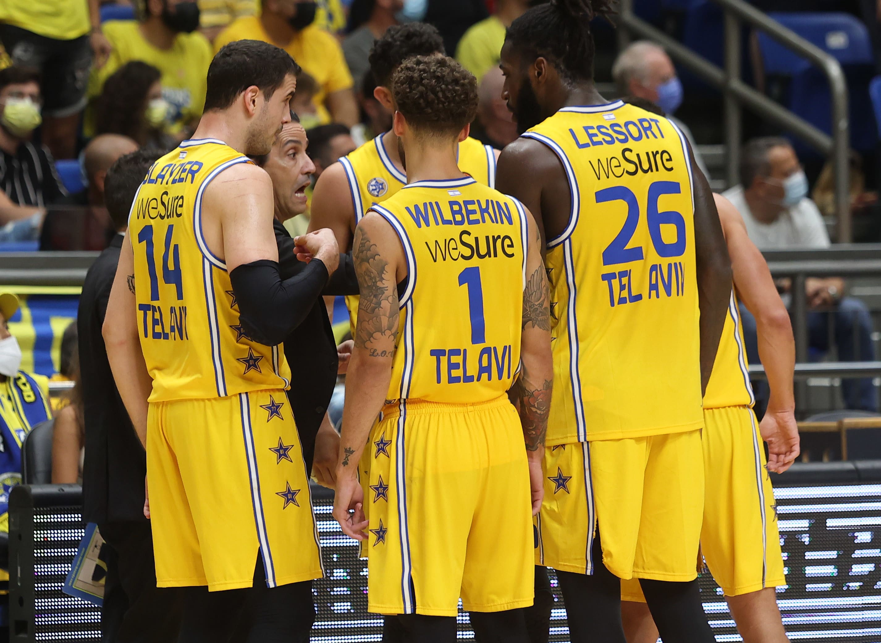 שחקן מכבי תל אביב סקוטי ווילבקין עם עוז בלייזר, מתיאס לסור