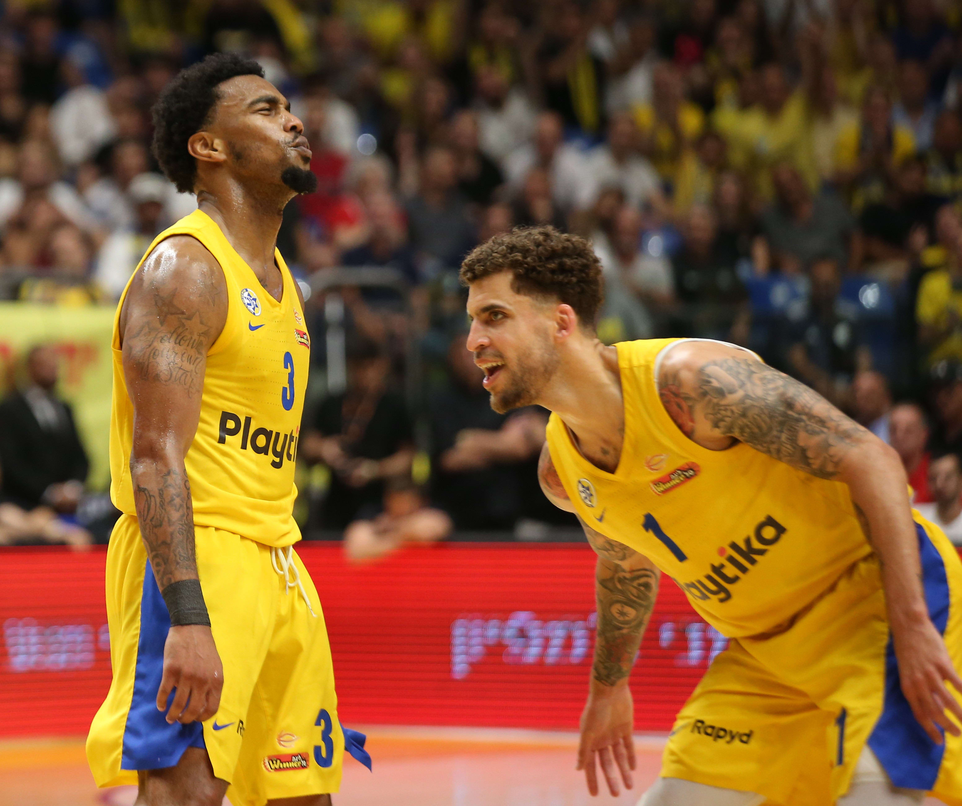 שחקן מכבי תל אביב סקוטי ווילבקין עם כריס ג'ונס