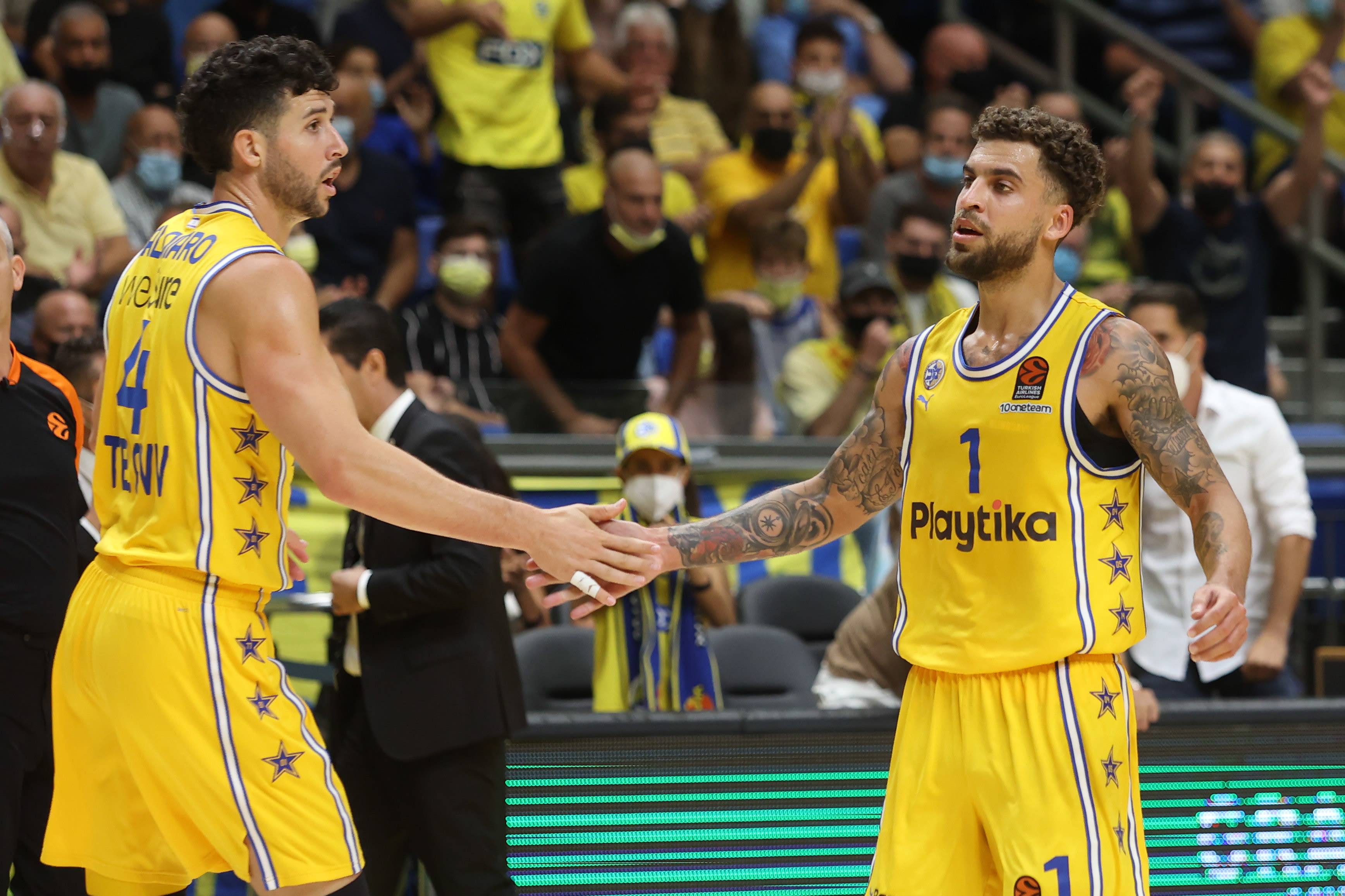 סקוטי ווילבקין שחקן מכבי תל אביב עם אנג'לו קלויארו