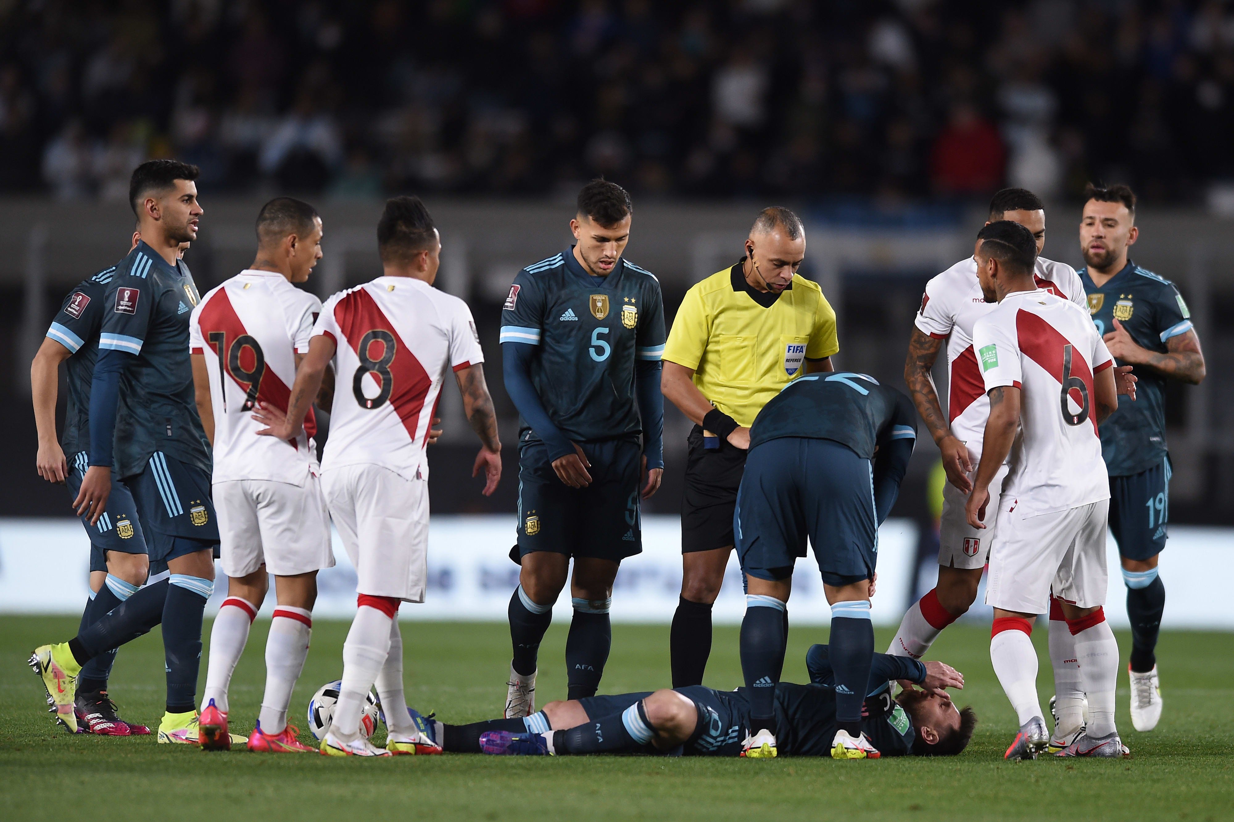 לאיונל מסי הפצוע ולצדו השופט הברזילאי ווילטון סמפאיו