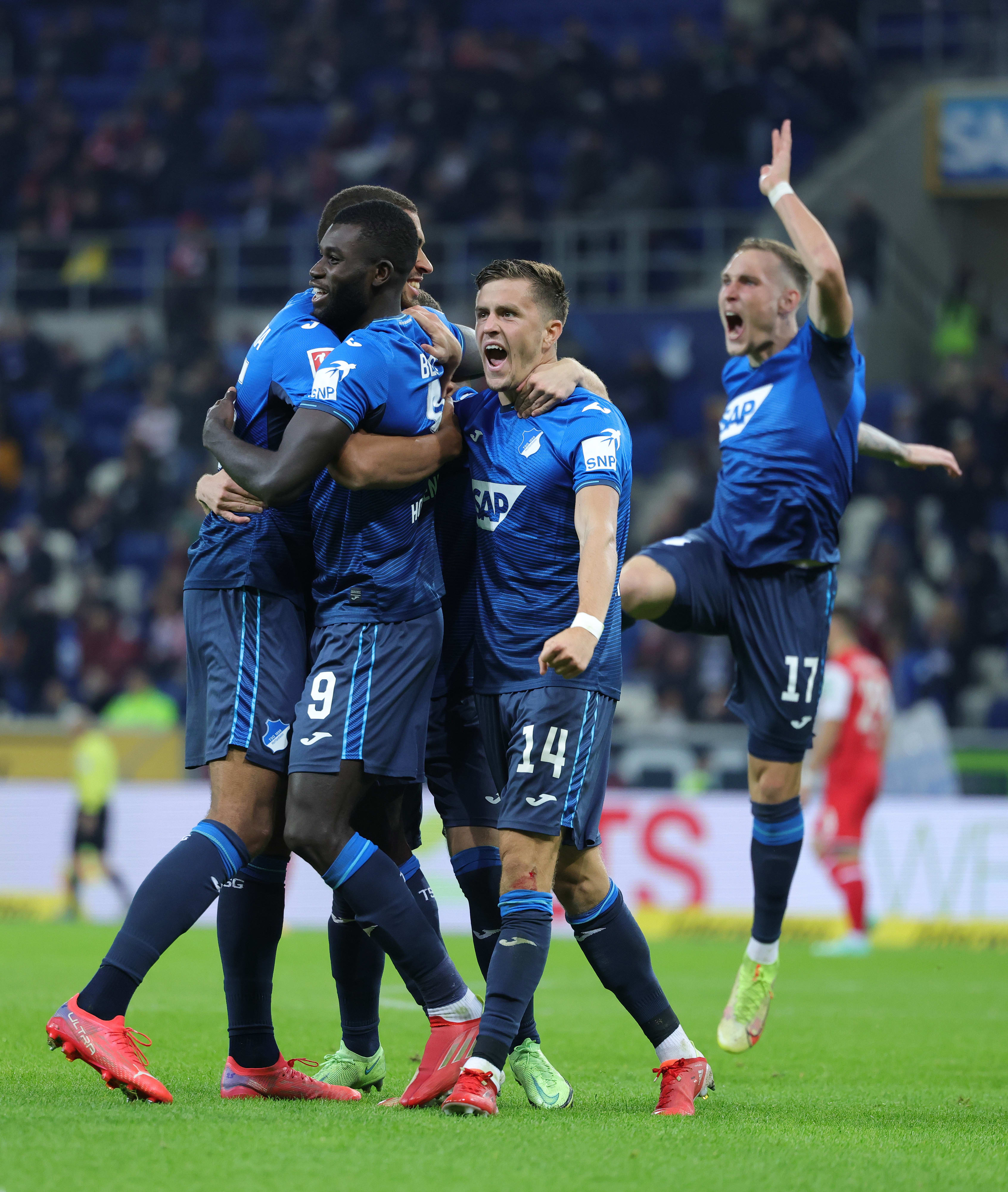 אילאס בבו שחקן הופנהיים חוגג עם כריסטוף באומגרטנר