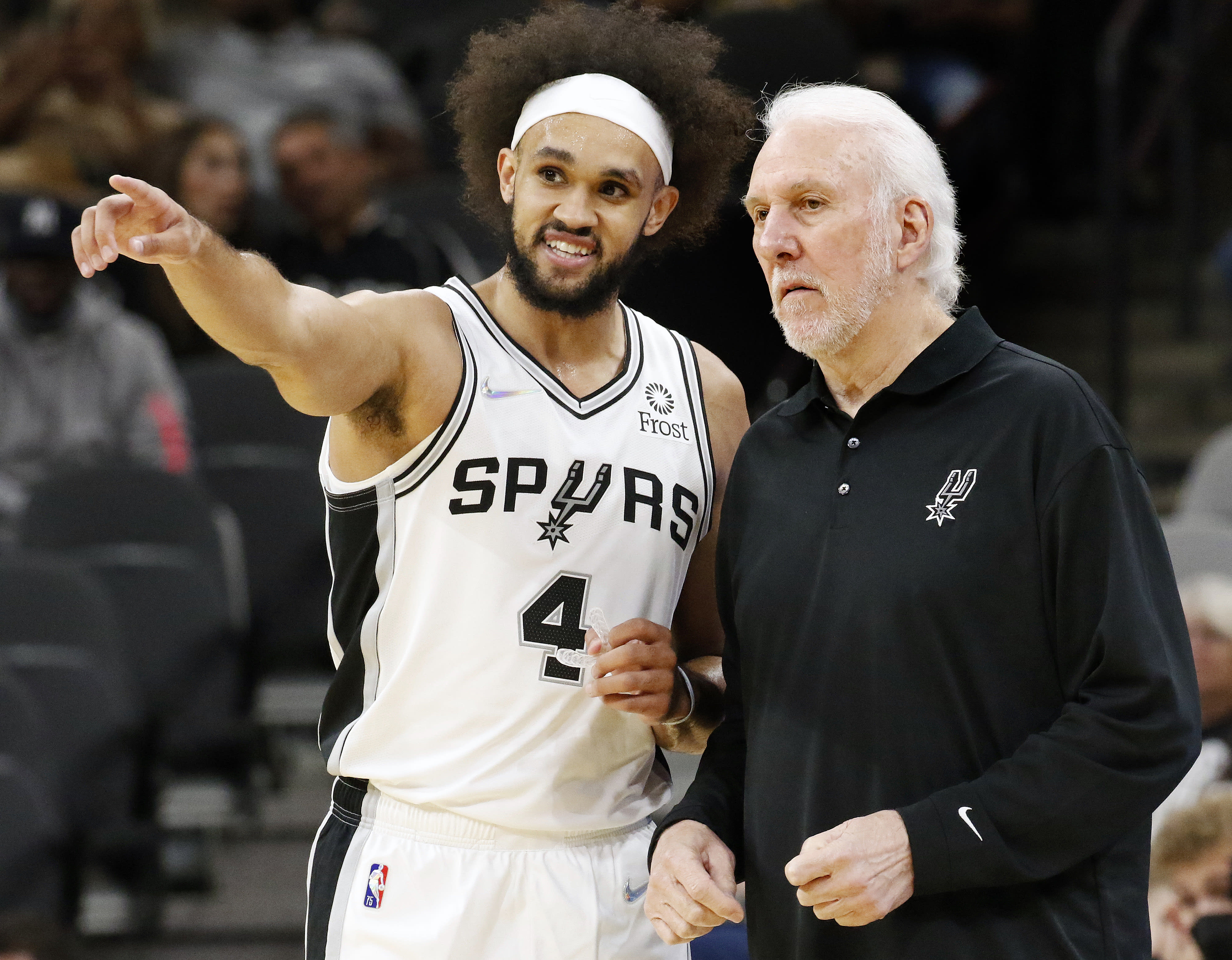 מאמן סן אנטוניו ספרס גרג פופוביץ' עם דרק ווייט