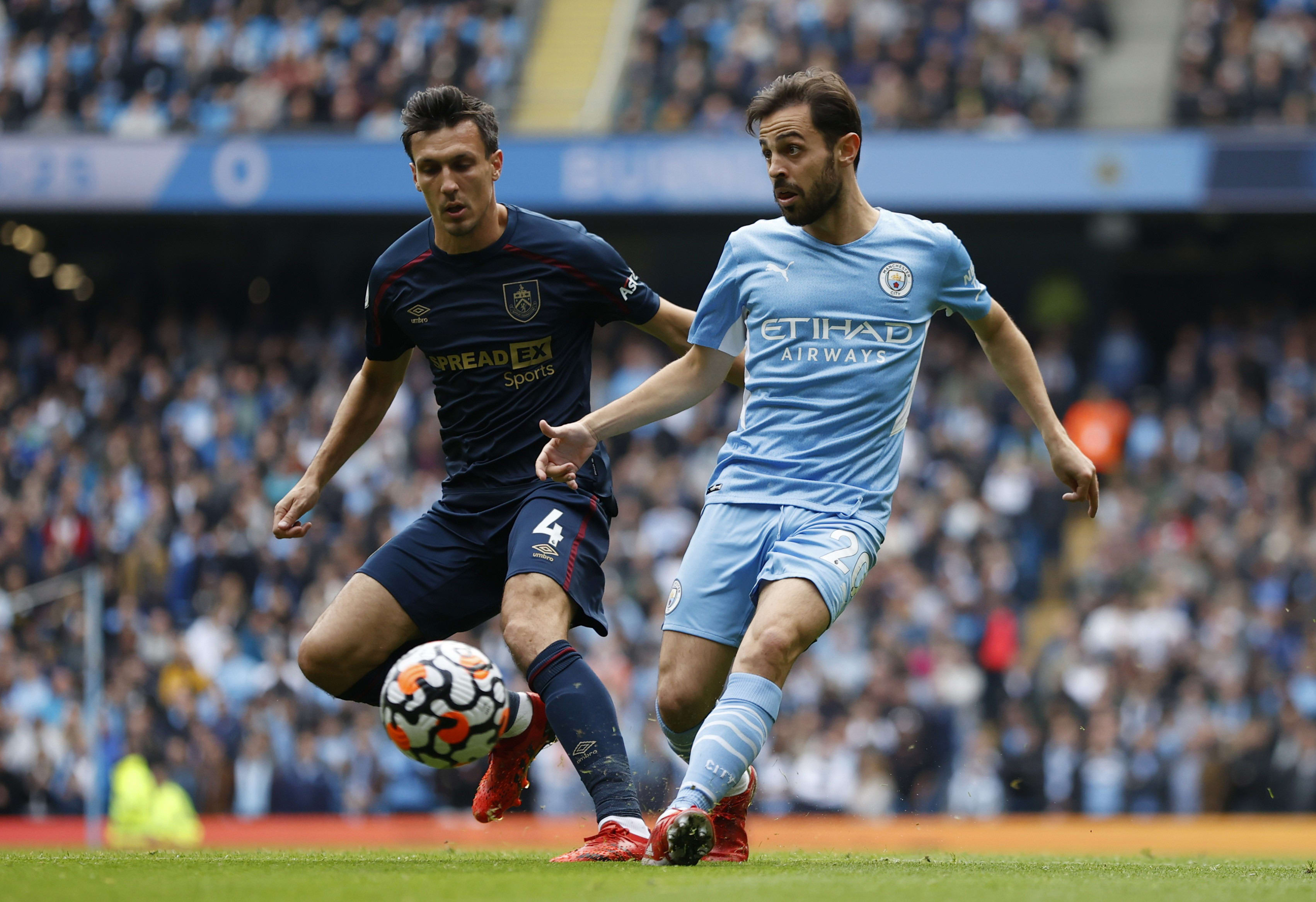 שחקן מנצ'סטר סיטי ברנרדו סילבה, מול שחקן ברנלי, ג'ק קורק