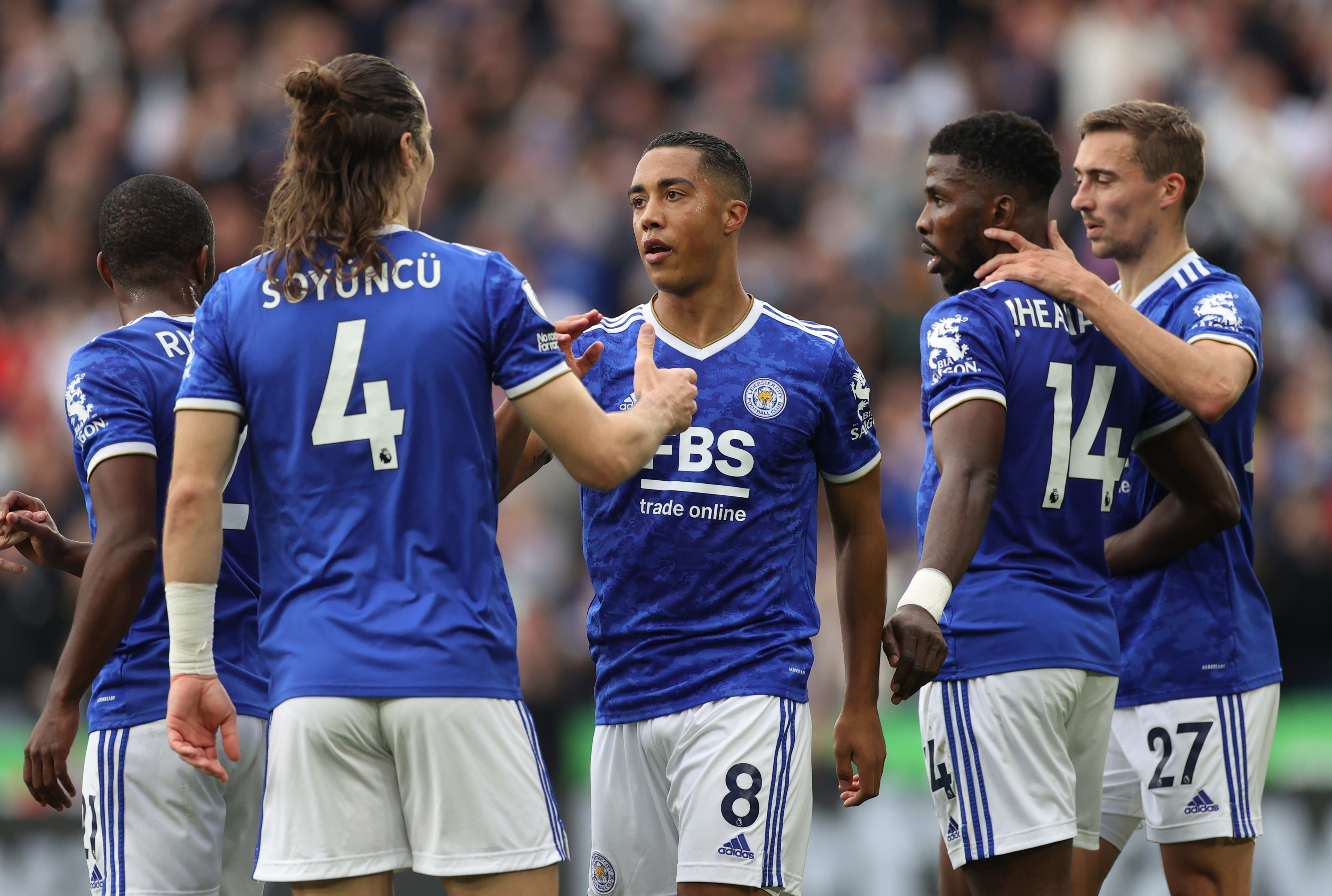 שחקני לסטר סיטי חוגגים עם יורי טילמאנס