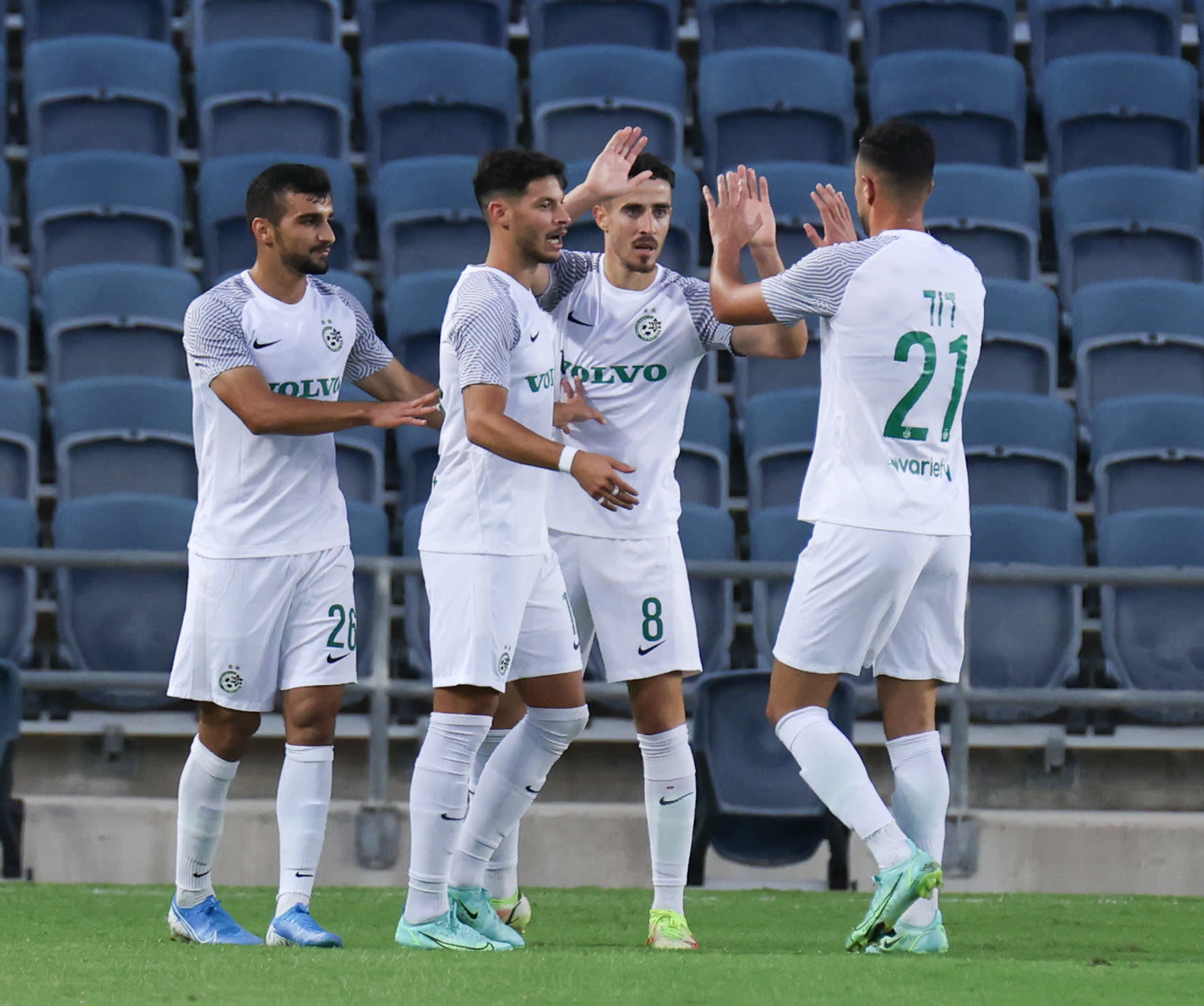 שחקני מכבי חיפה חוגגים עם דולב חזיזה