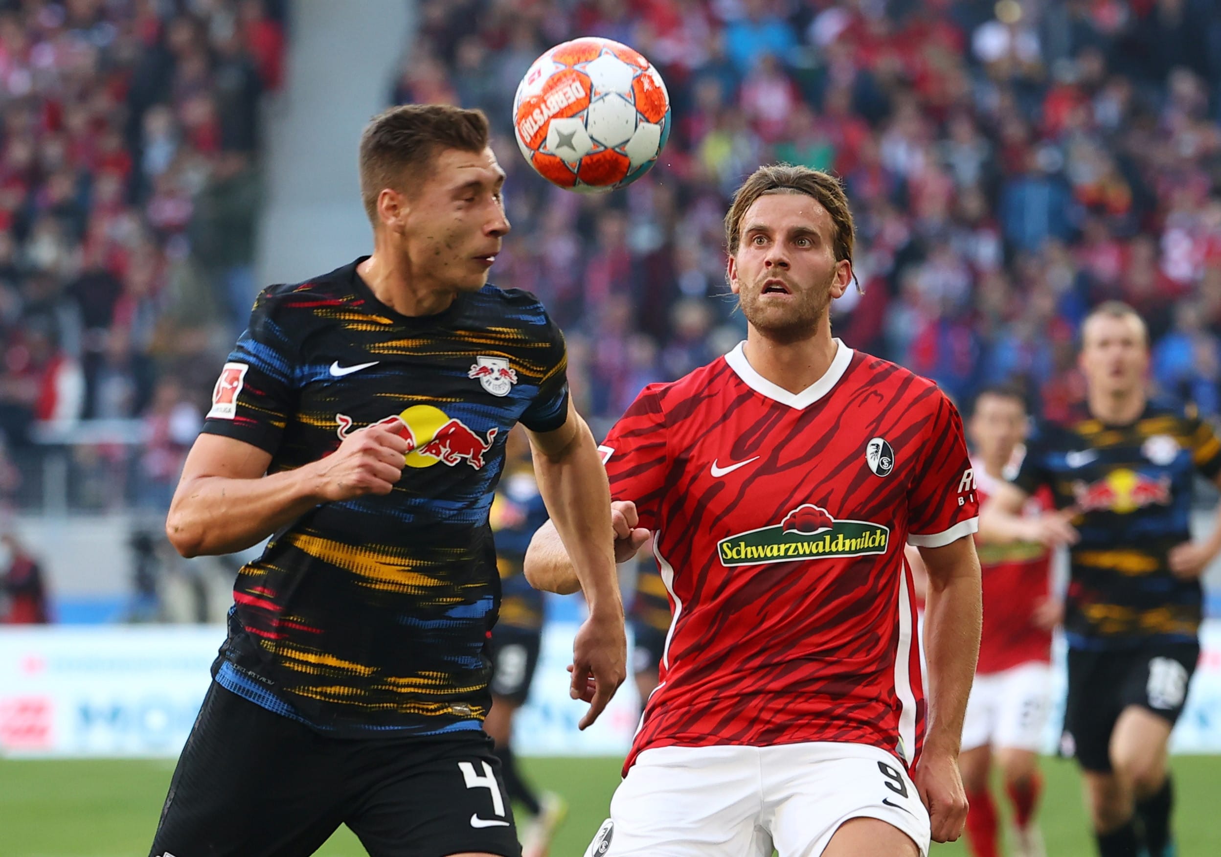 שחקן ר.ב. לייפציג ווילי אורבן מול שחקן פרייבורג לוקאס הולר