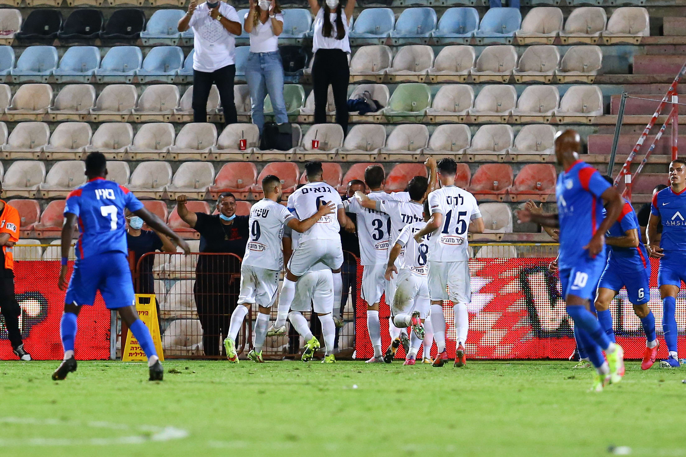 שחקני בני סכנין חוגגים עם בירם כיאל