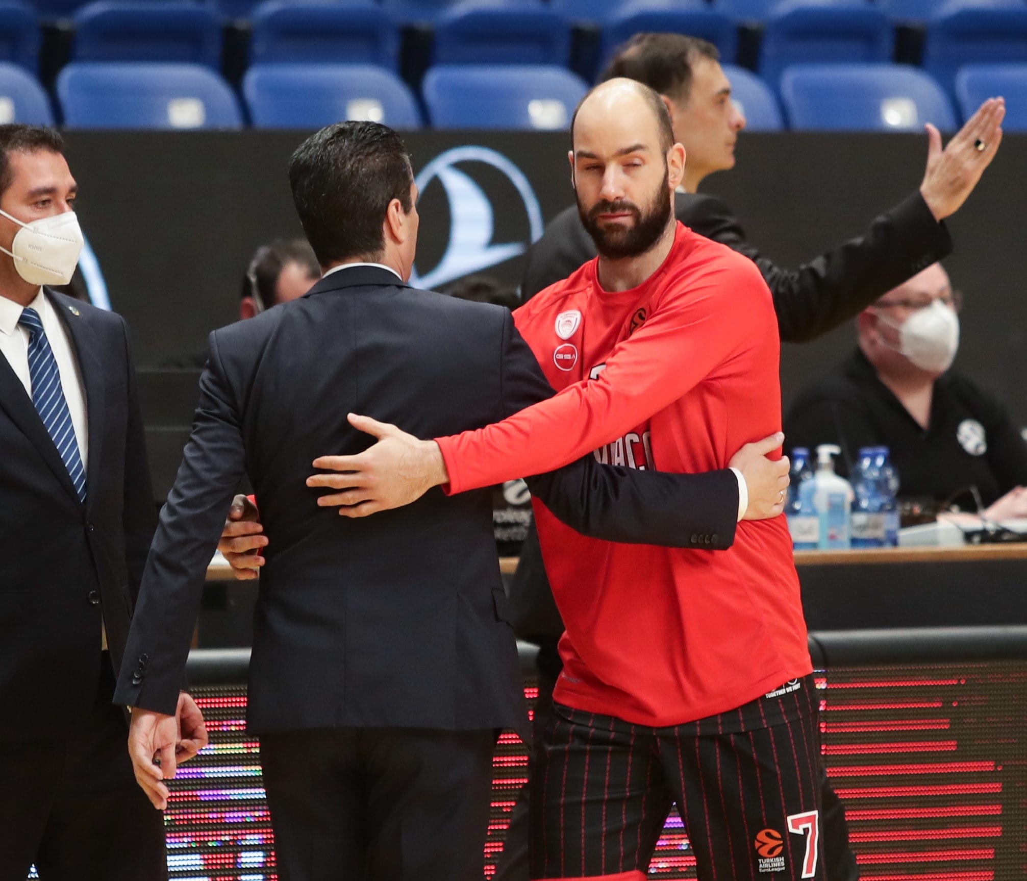 שחקן אולימפיאקוס ואסיליס ספאנוליס עם מאמן מכבי תל אביב יאניס ספרופולוס