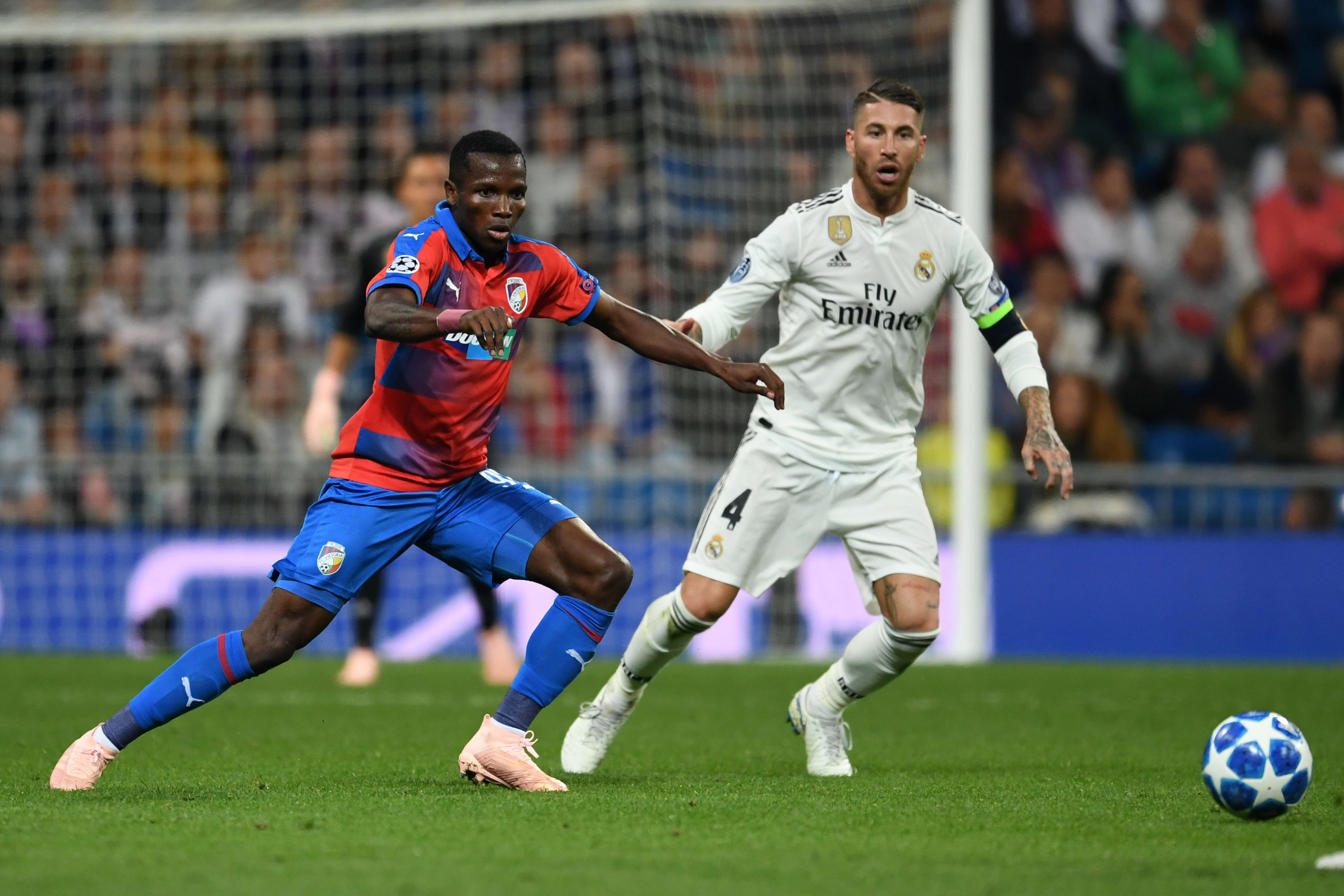 אובונג אקפאי במדי ויקטוריה פלזן, מול סרחיו ראמוס, ריאל מדריד בשנת 2018