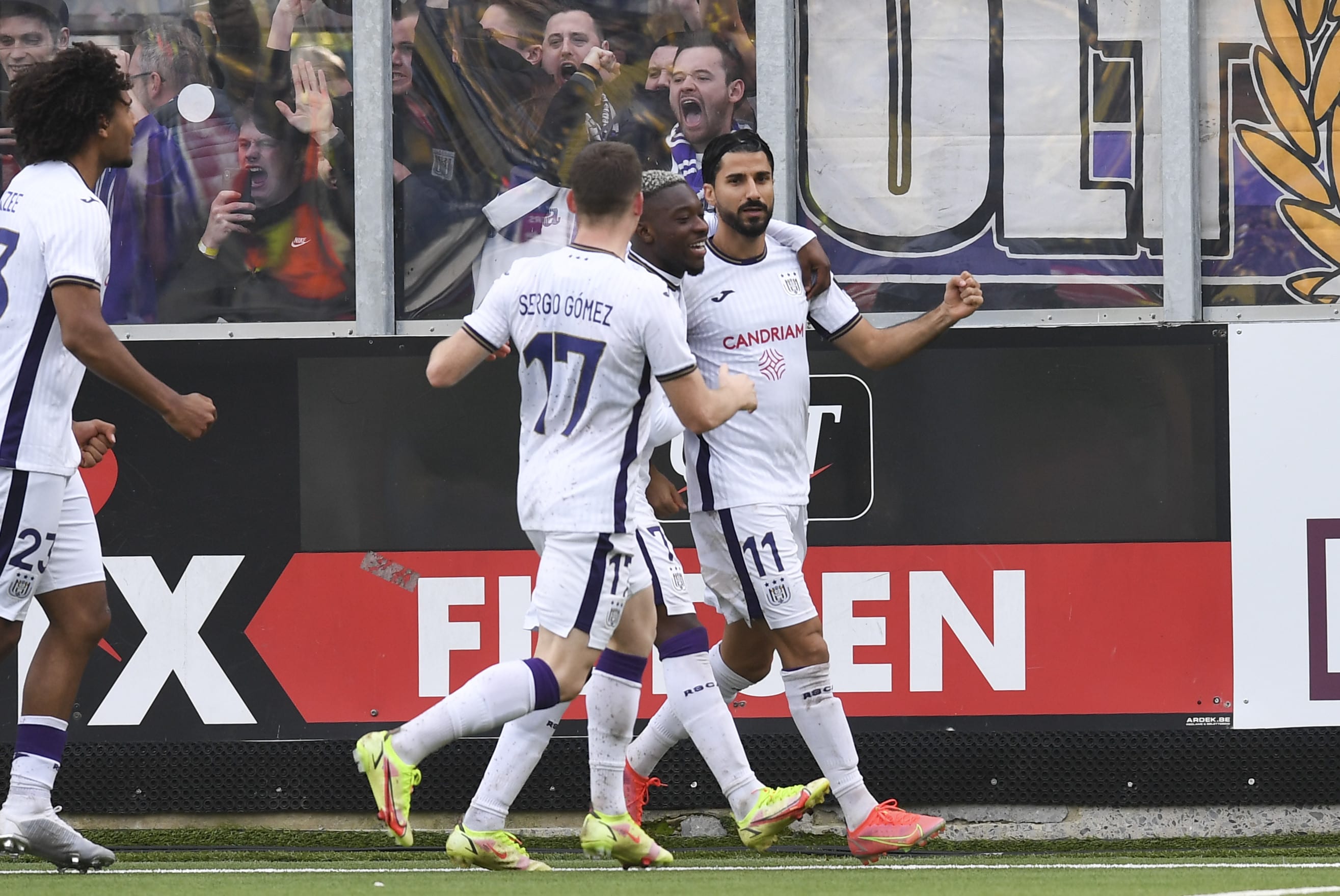 ליאור רפאלוב חוגג עם שחקני אנדרלכט