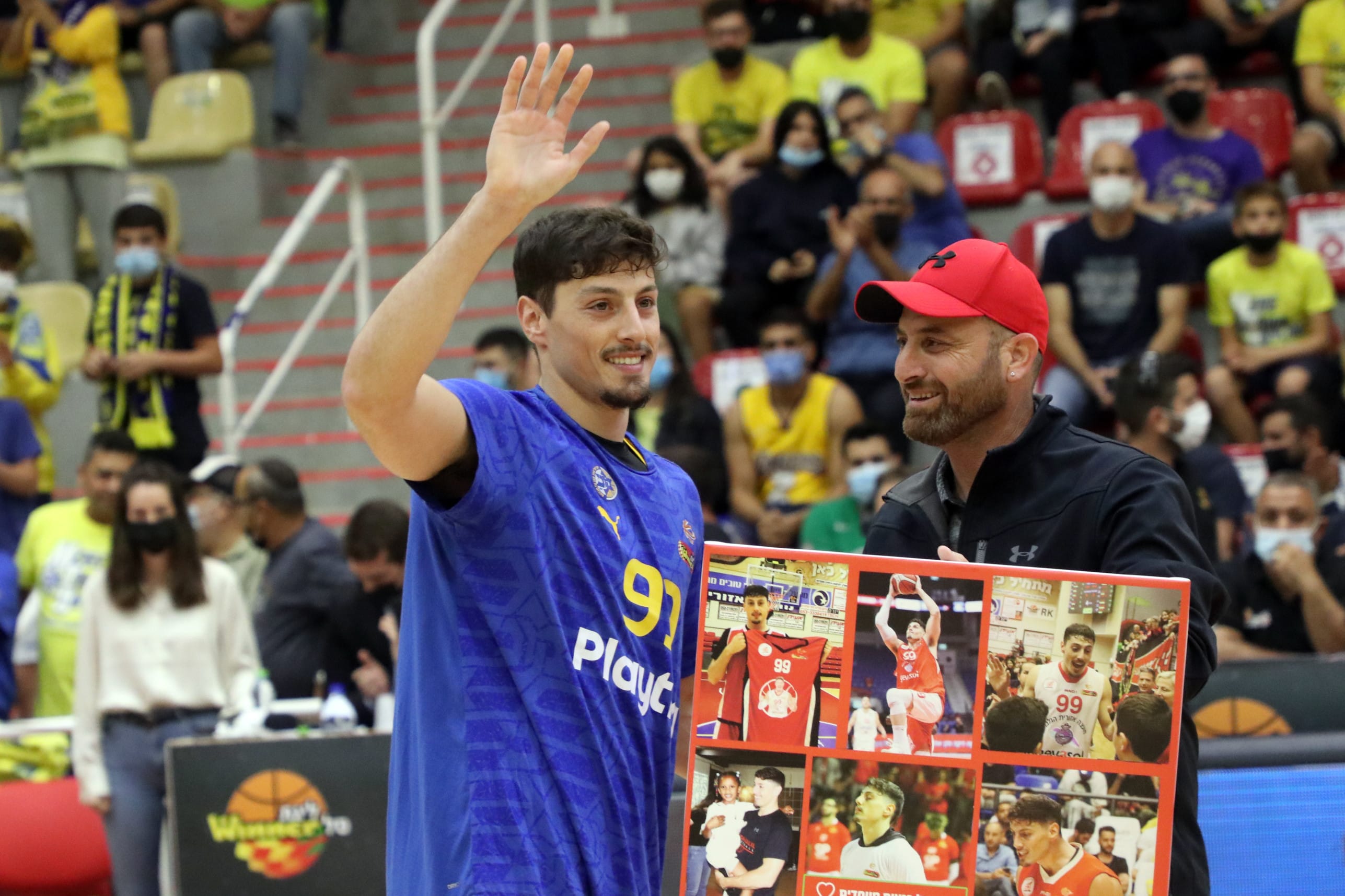 שחקן מכבי תל אביב יפתח זיו מקבל זר פרחים מאנשי הפועל גלבוע/גליל