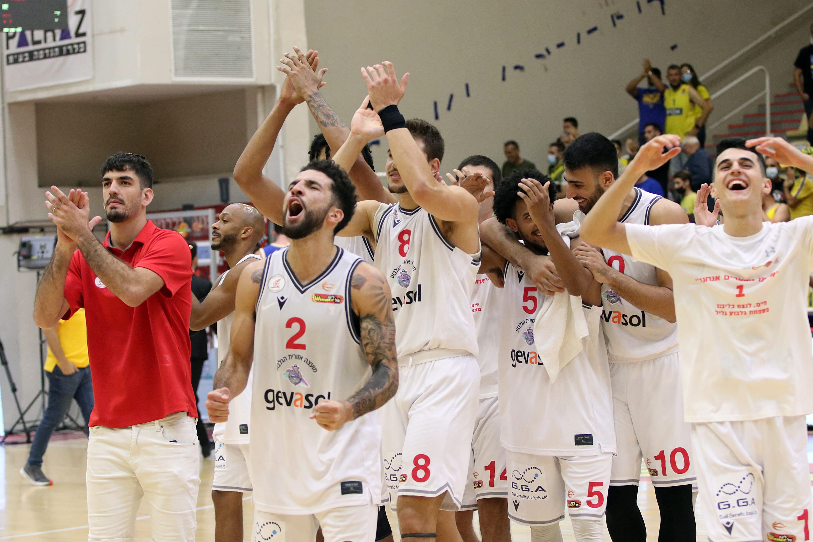 שחקני הפועל גלבוע/גליל מודים לקהל