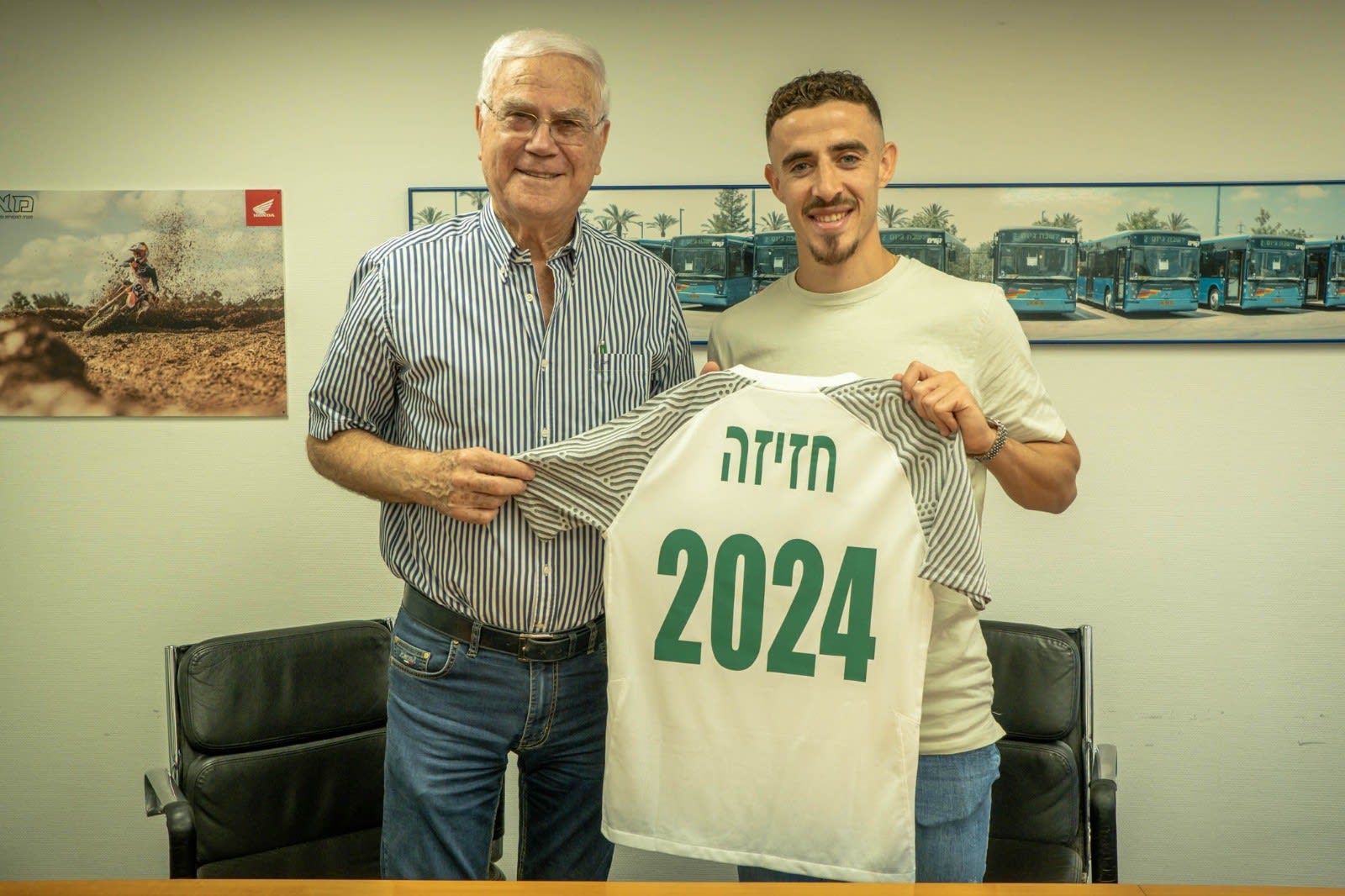 שחקן מכבי חיפה דולב חזיזה, עם נשיא המועדון יעקב שחר