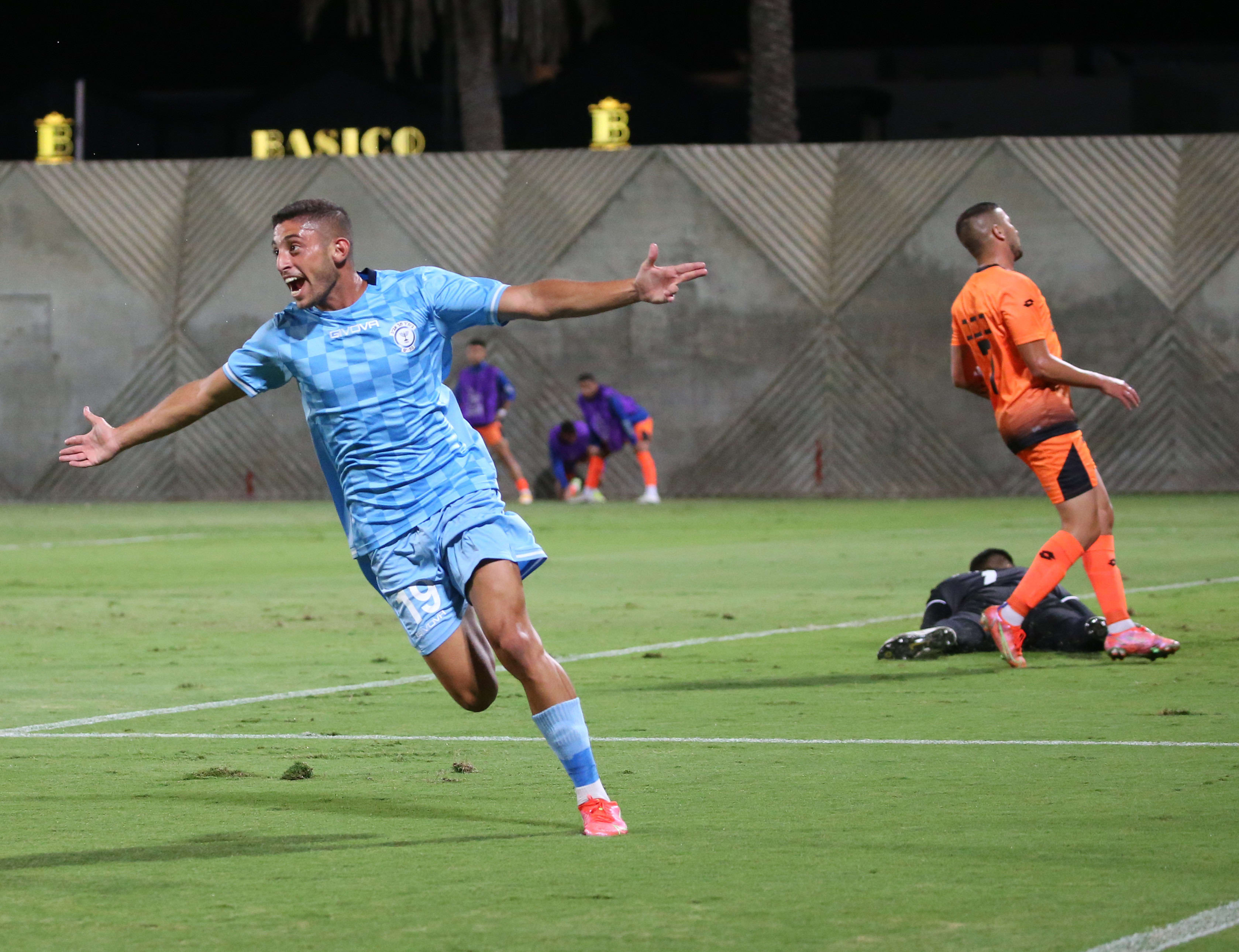 אייל חן שחקן בית"ר תל אביב בת ים חוגג שער