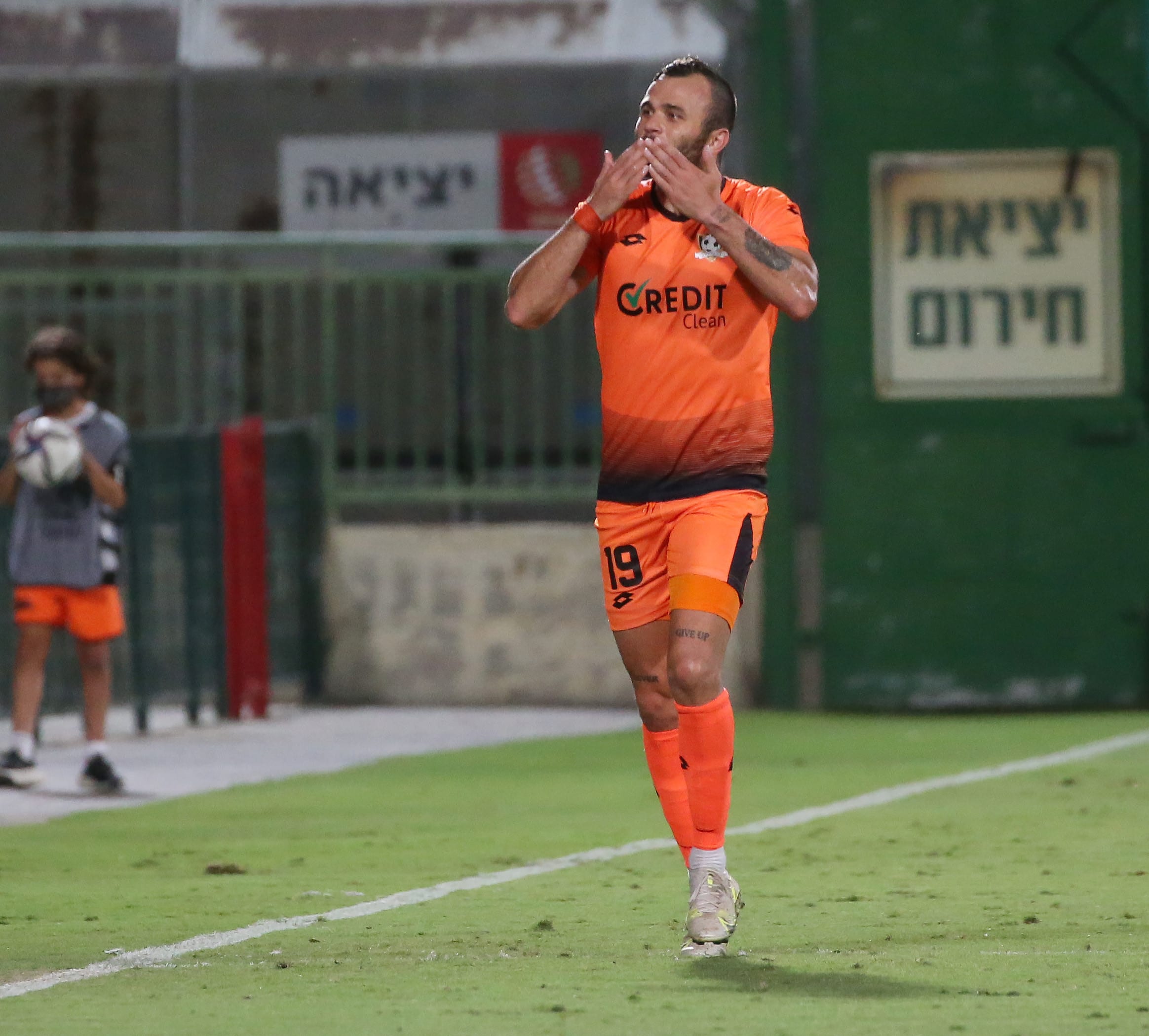 לבאן קוטאליה שחקן סקציה נס ציונה חוגג שער