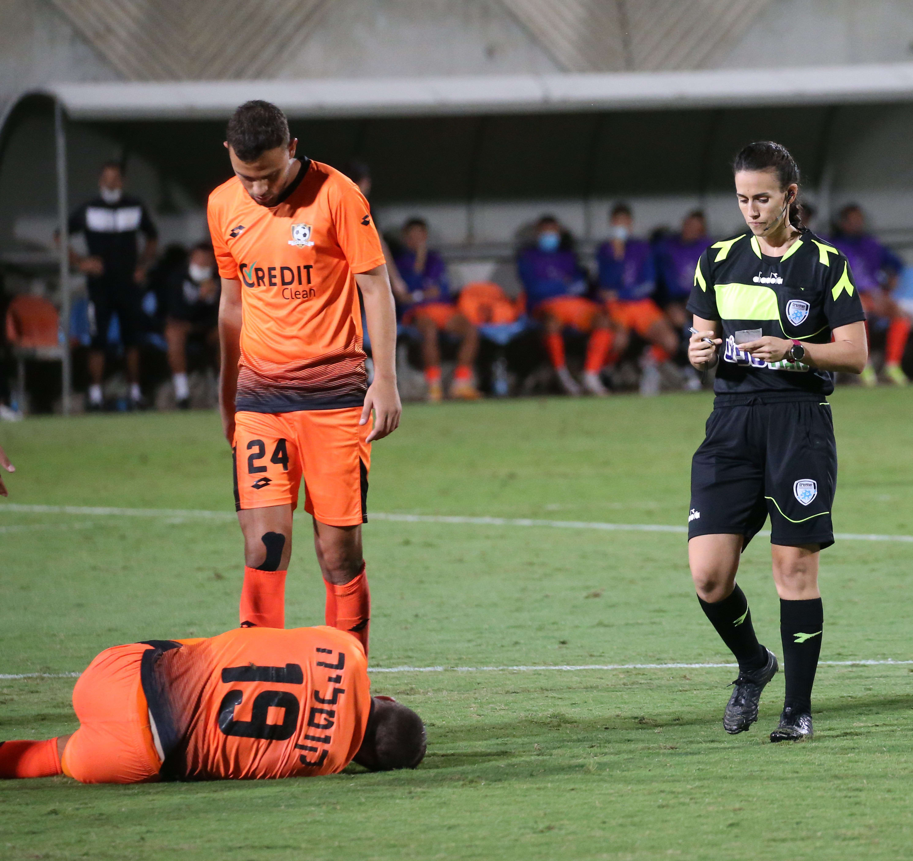 מיתר שמש שופטת כדורגל