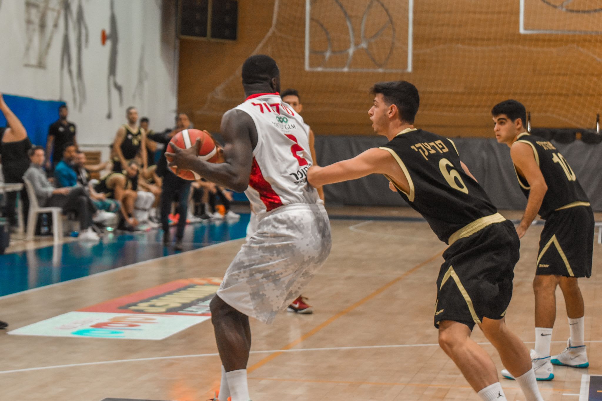 שחקן הפועל רמת גן/גבעתיים דימיטריוס טרידוול מול שחקן אליצור נתניה רועי פריצקי