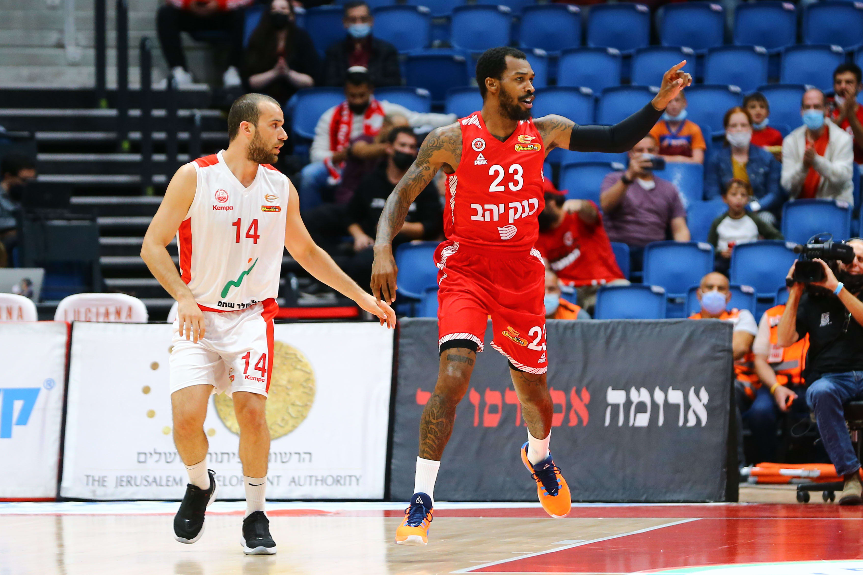 שחקן הפועל ירושלים שון קילפטריק מול שחקן הפועל באר שבע נטע סגל